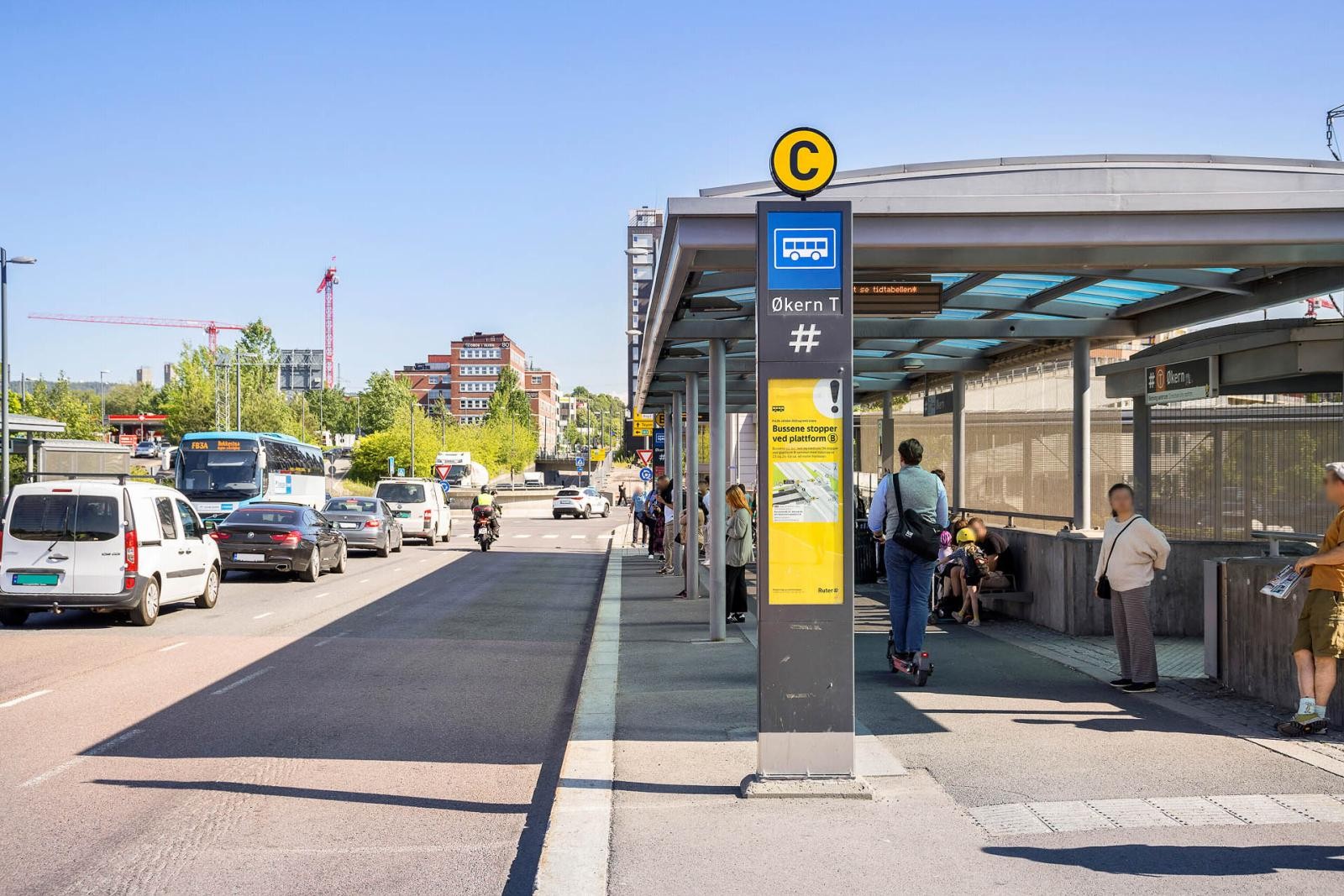 Økern med en rekke bussavganger og T-bane. Galleribilde