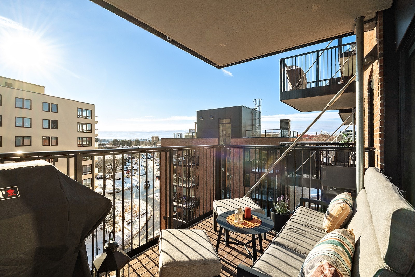 Gode solforhold på balkongen, god plass til sittegruppe og grill. Galleribilde