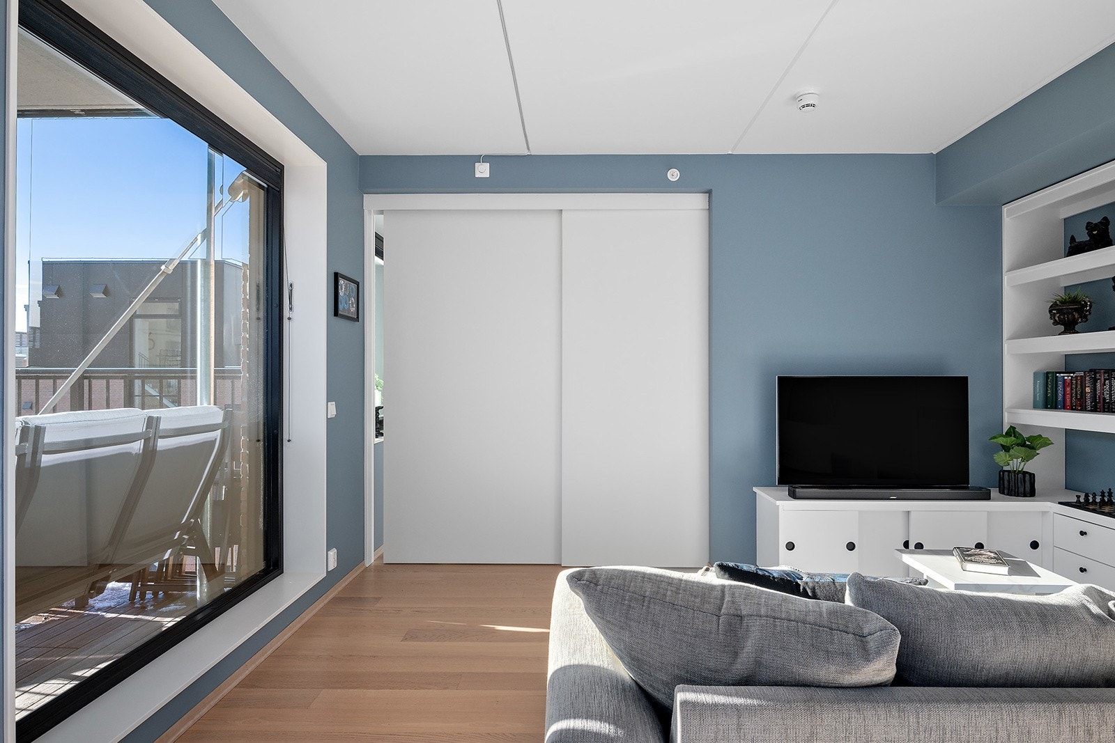 Den praktiske skyvedøren gjør det mulig å utvide stuen inn mot soverommet. Galleribilde