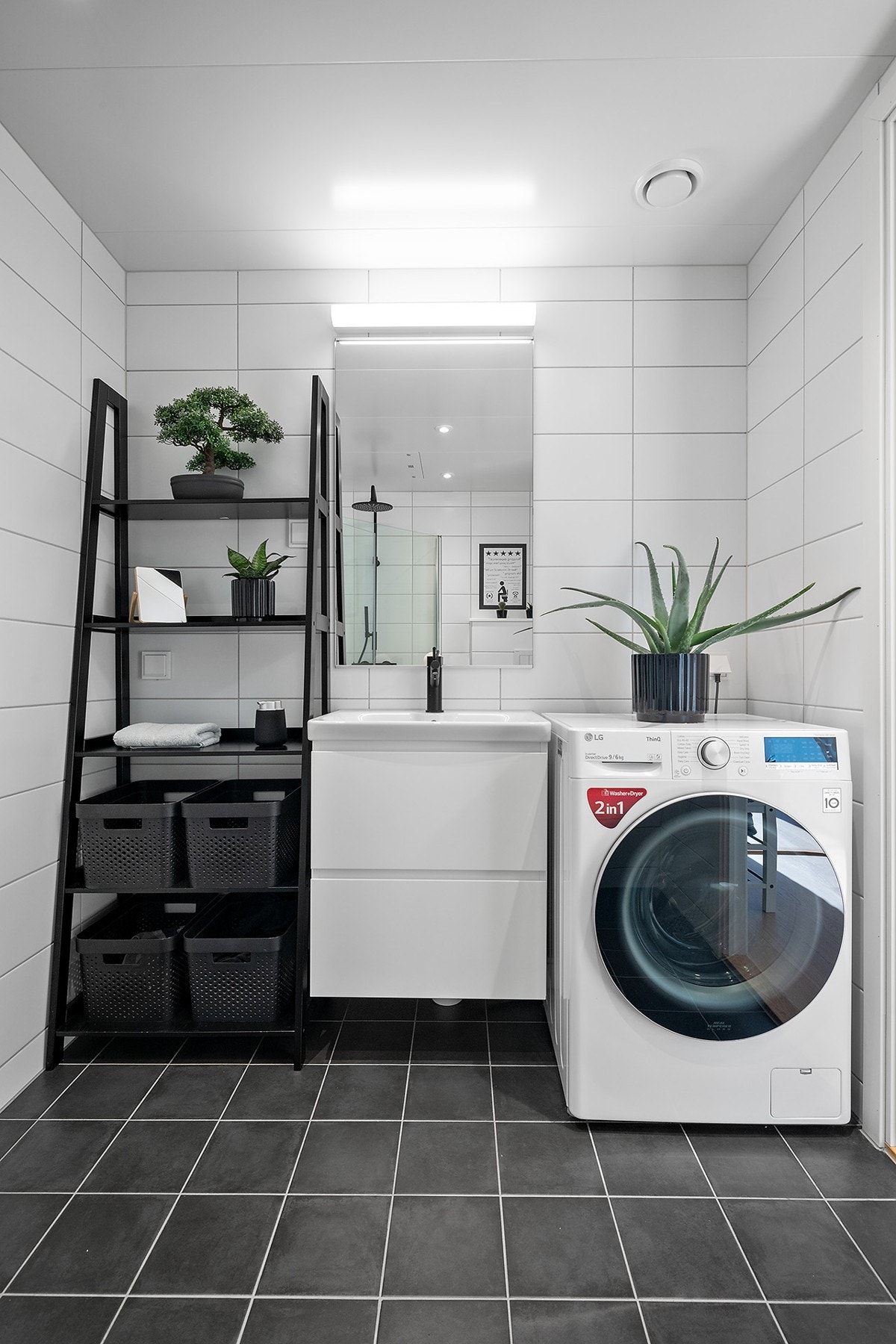 Lyst og fint bad med downlights i himling og varme i gulv. Galleribilde