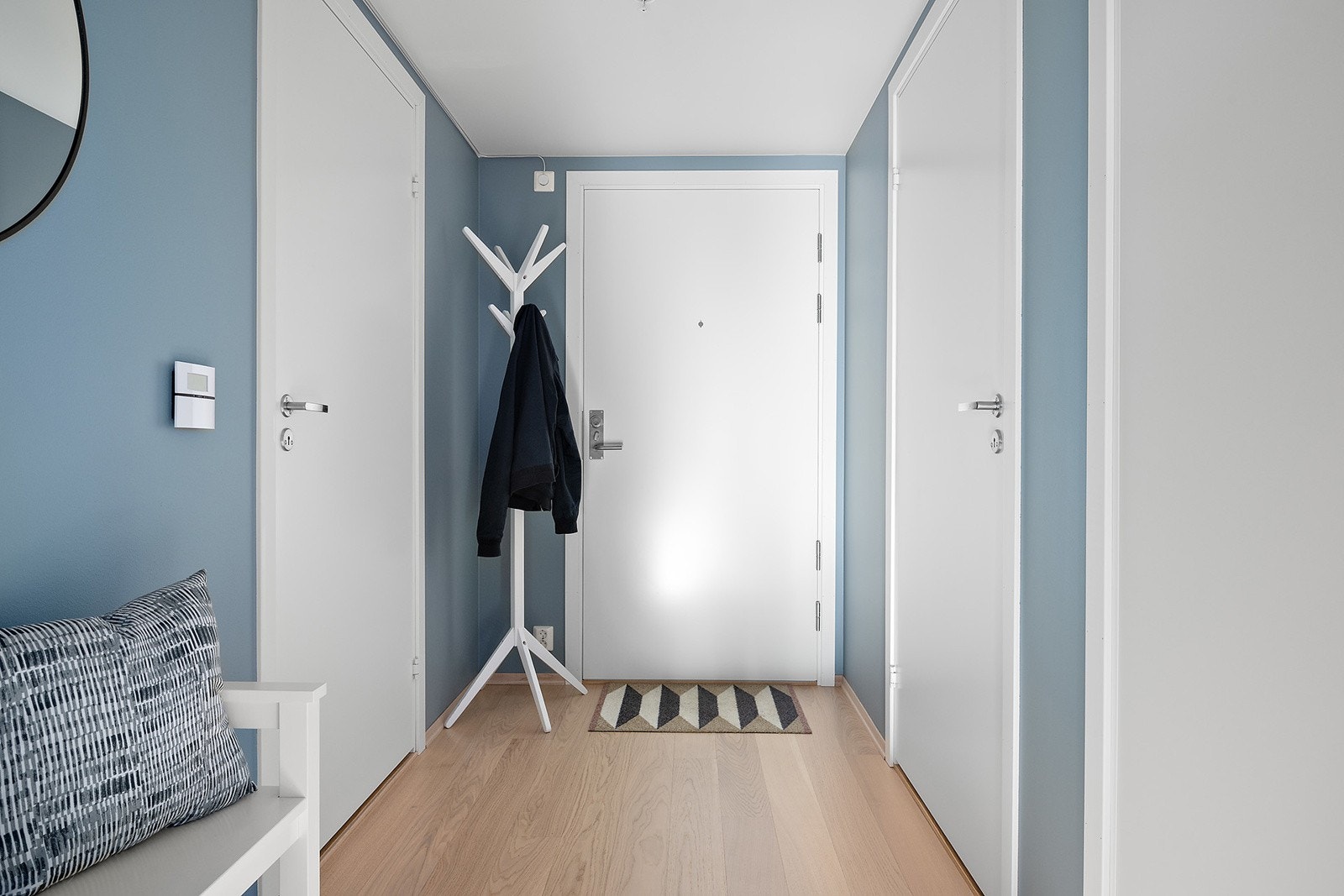 Romslig entré med plass til å henge fra yttertøy og sette fra seg sko. Galleribilde