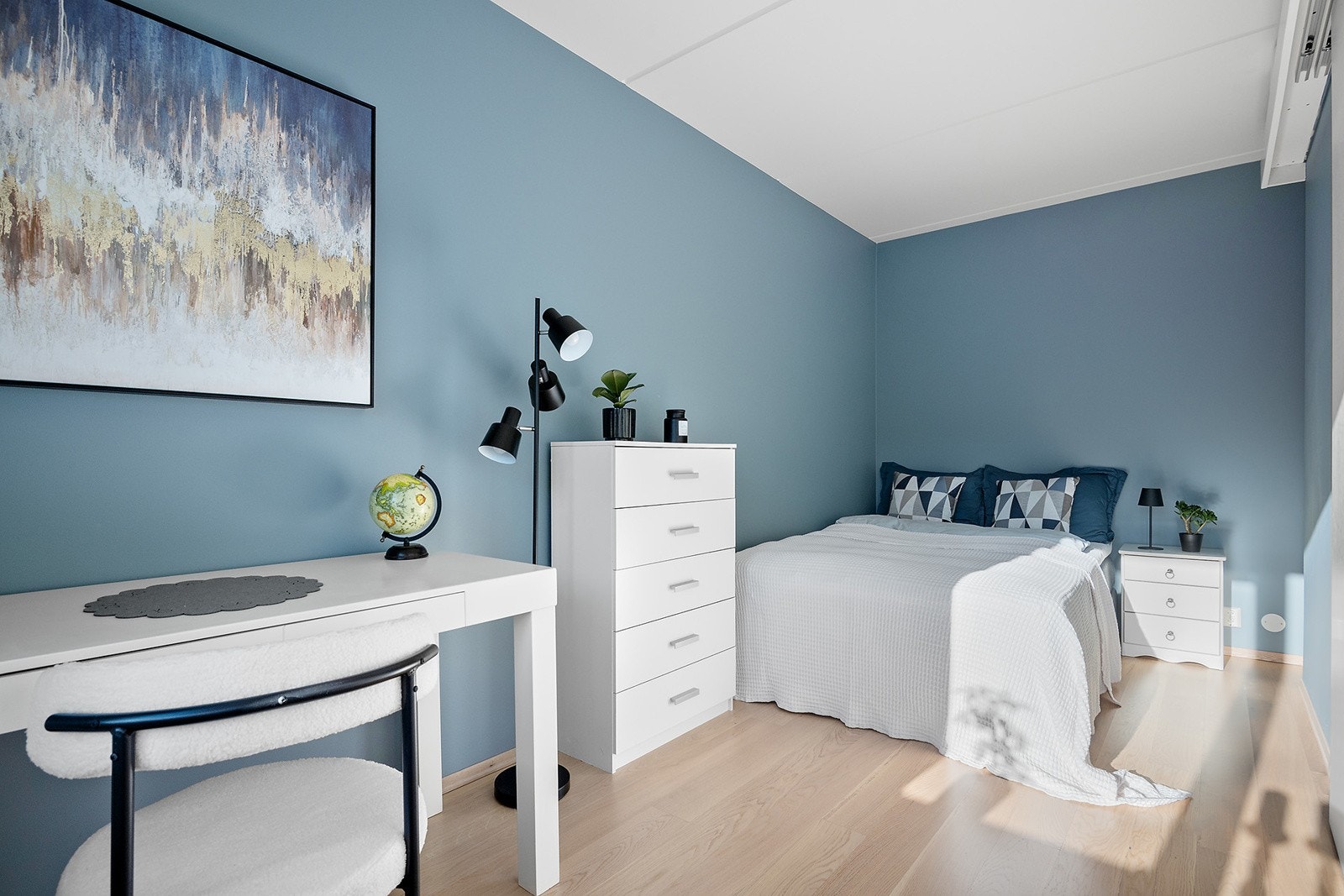 Soverommet er romslig med god plass til dobbeltseng, nattbord og garderobe/skrivepult. Galleribilde