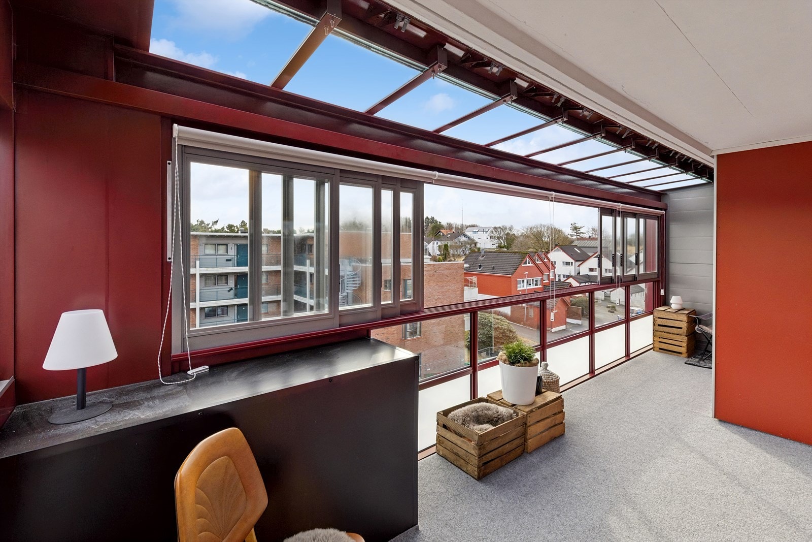 Her er det teppe på gulv og mulighet for å skyve til sides vinduene Galleribilde