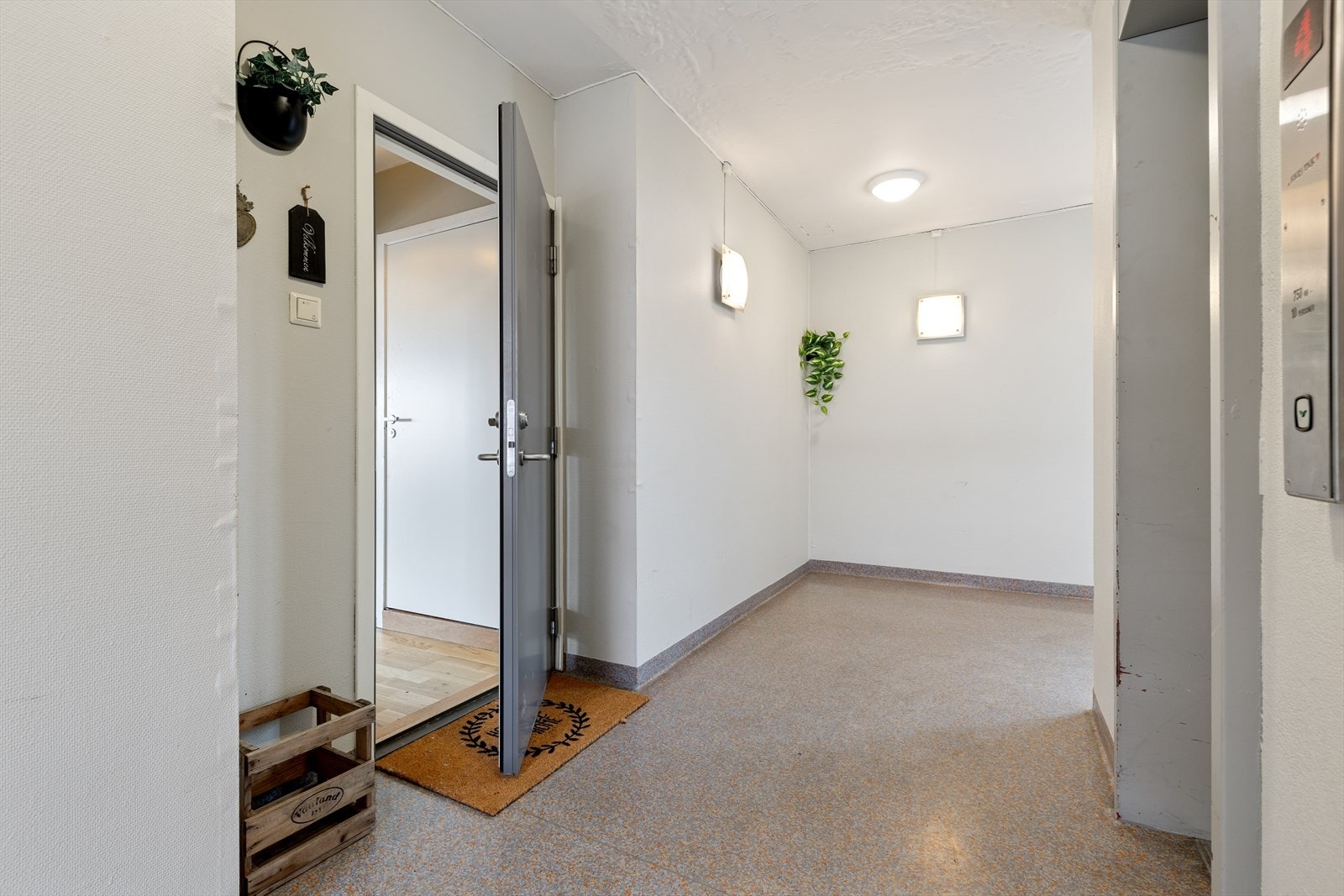 Inngangsdør rett ved heis Galleribilde