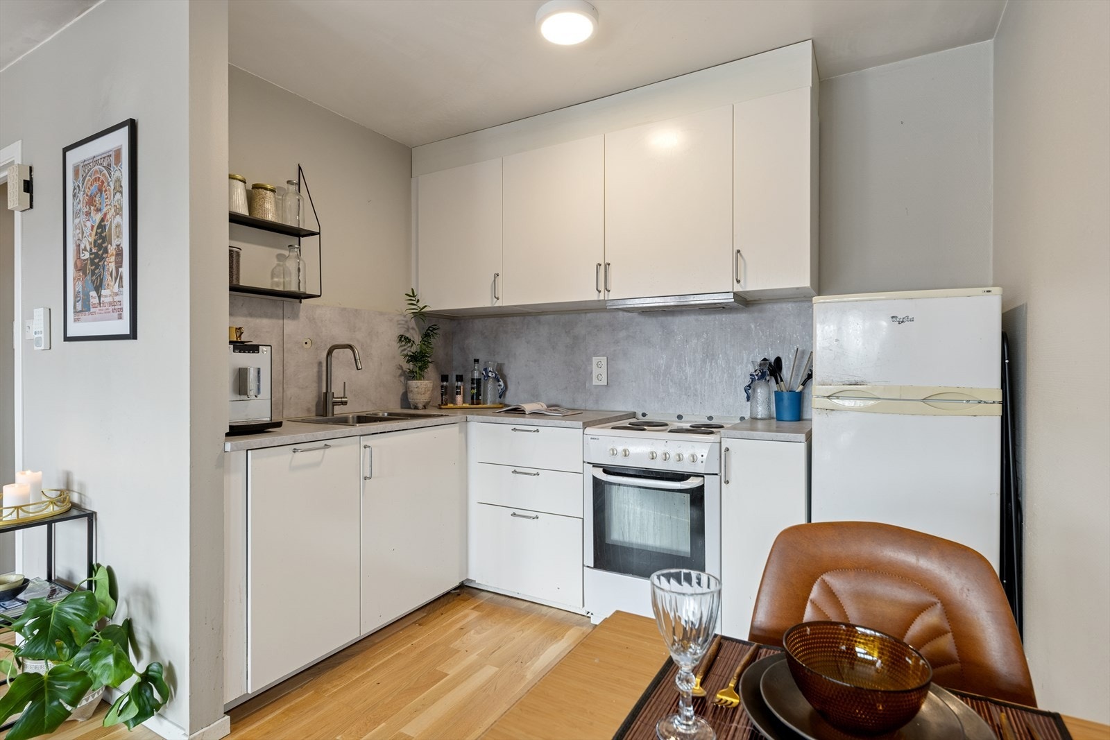 Kjøkkeninnredning fra 2022 med integrert oppvaskmaskin Galleribilde