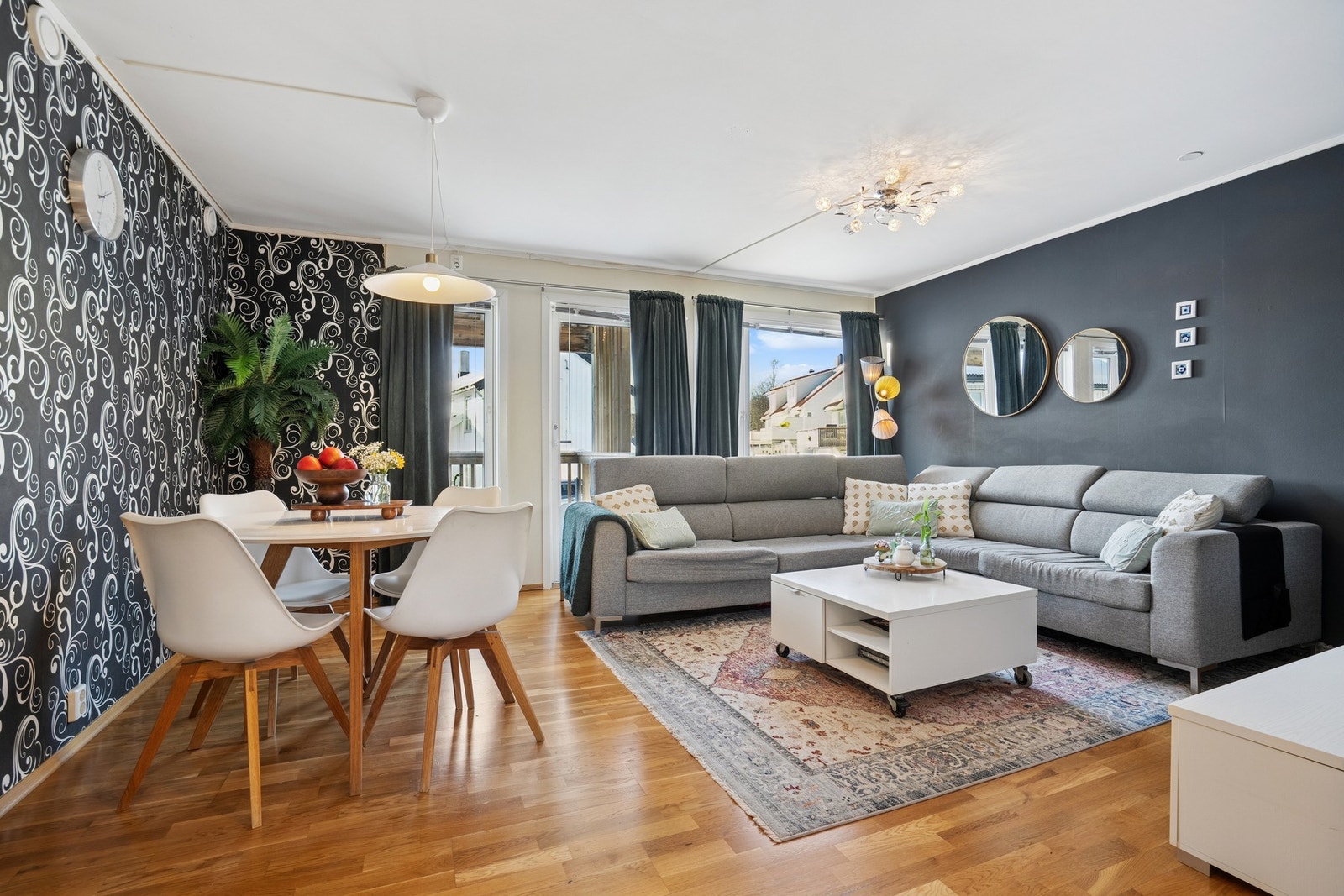 Utgang fra stua til en praktisk, overbygd balkong med ettermiddag- og kveldssol samt flott utsikt. Galleribilde