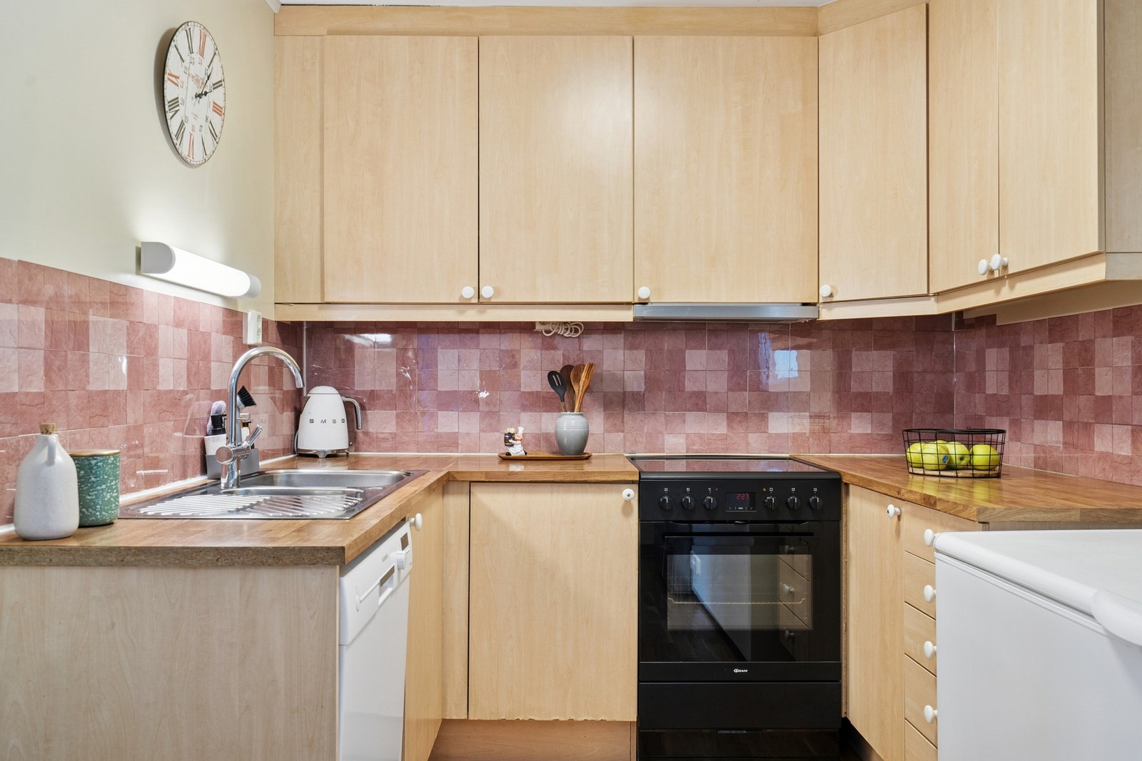 Kjøkkenet har innredning med glatte fronter og det er etablert kjøkkenventilator med avtrekk ut. Galleribilde