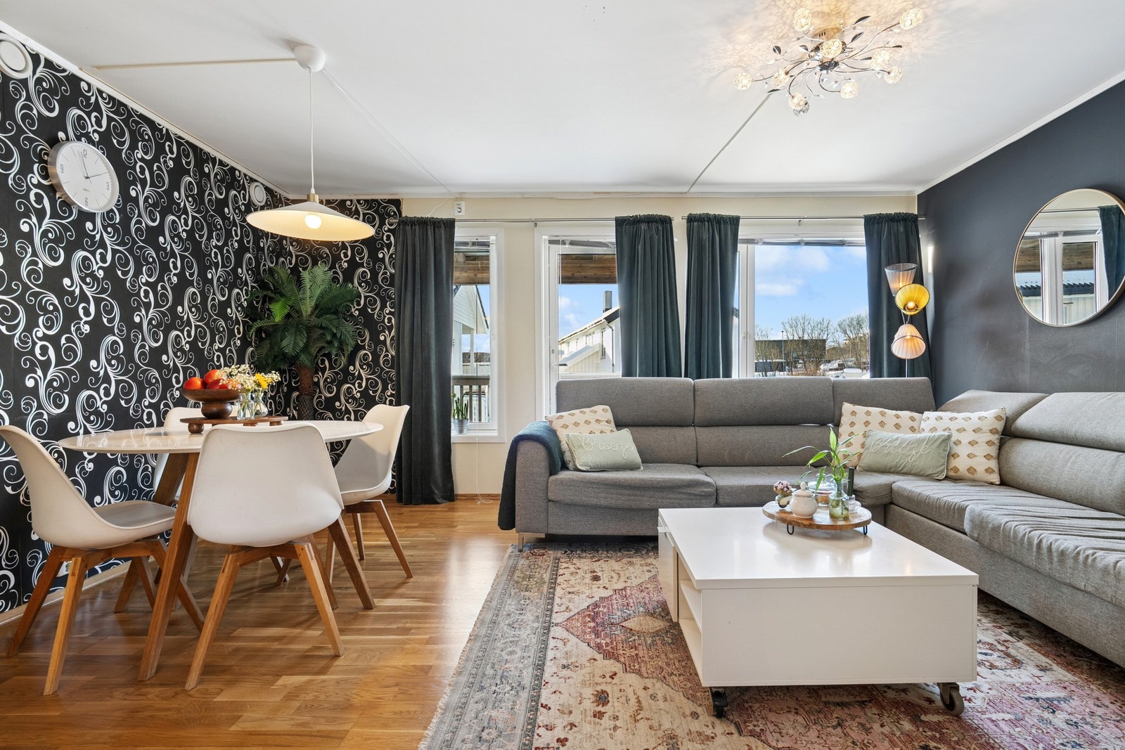 Stua er lys og romslig, med store vindusflater som gir naturlig lysinnslipp Galleribilde