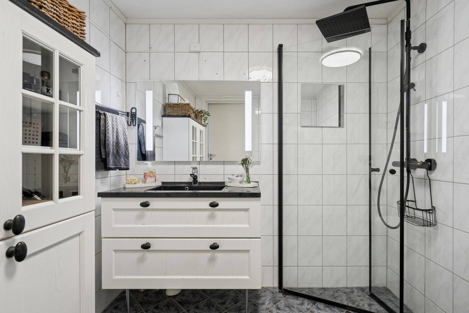 Det er innredet med nedfelt servant, toalett, dusjvegger/hjørne og opplegg for vaskemaskin. Galleribilde