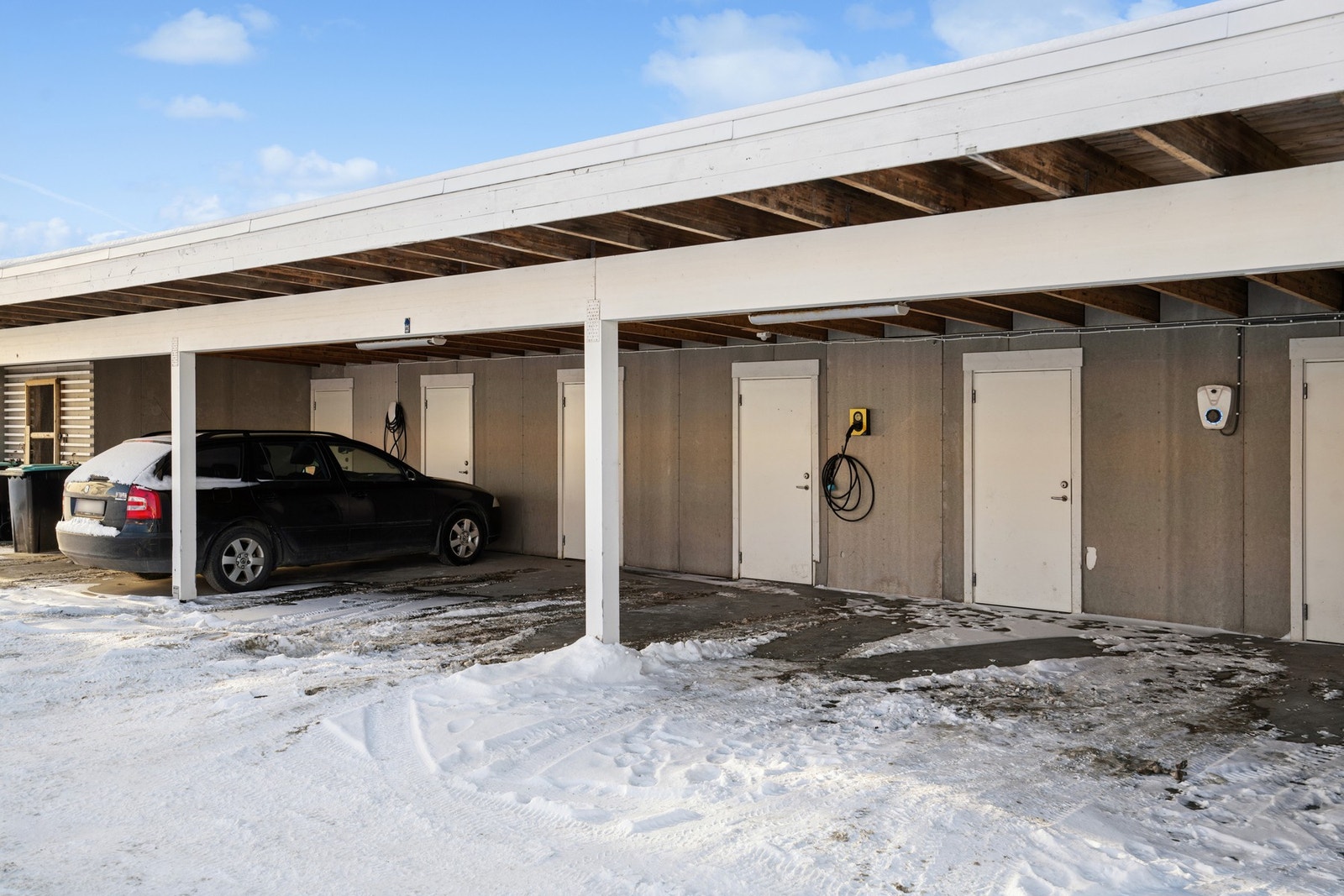 Fast parkering i carport med etablert elbil-lader. Her er det en praktisk bod på ca. 4 m² med god plass til oppbevaring. Galleribilde