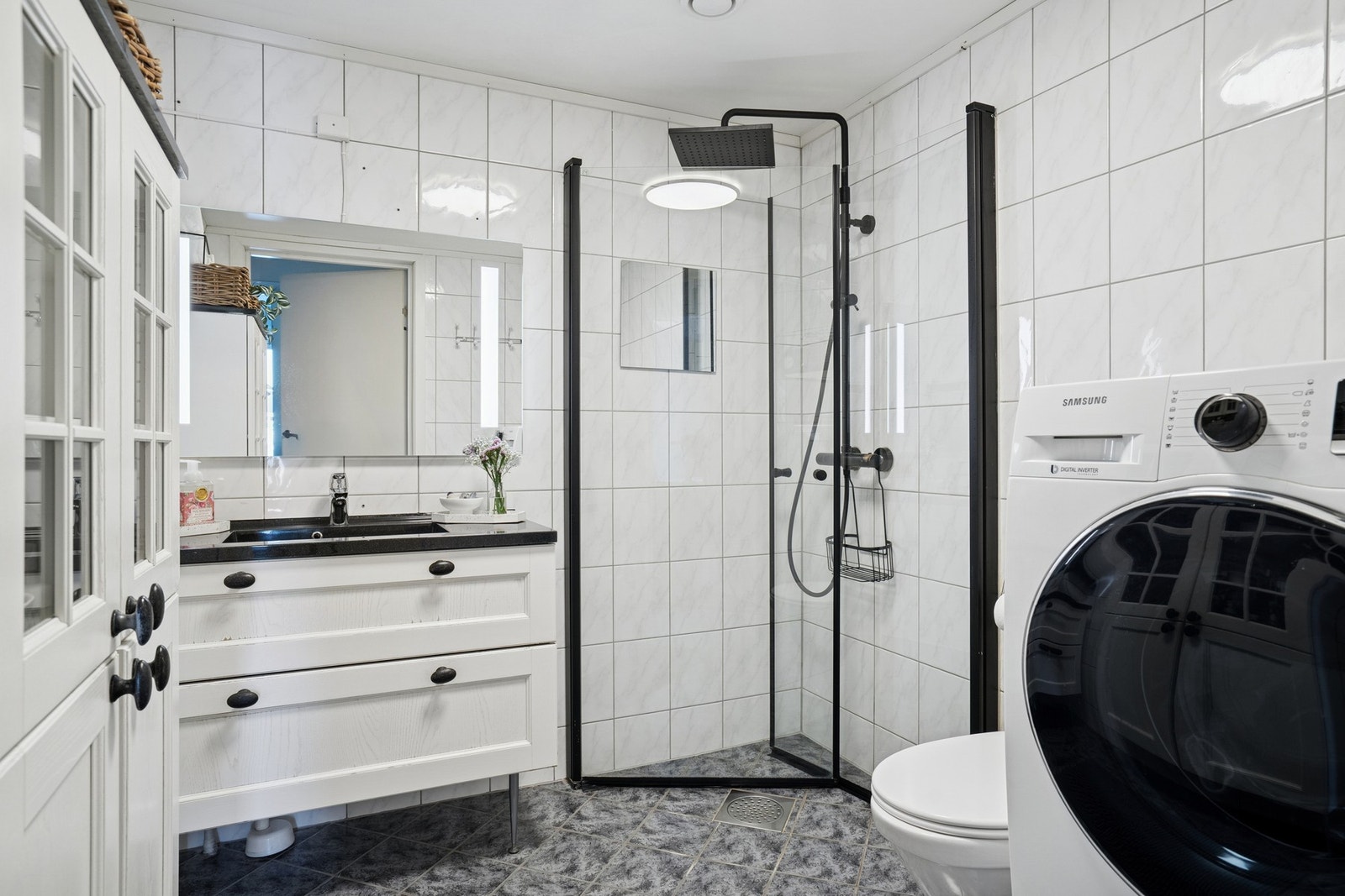 Badet er flislagt med elektriske varmekabler i gulv og malt himling. Galleribilde