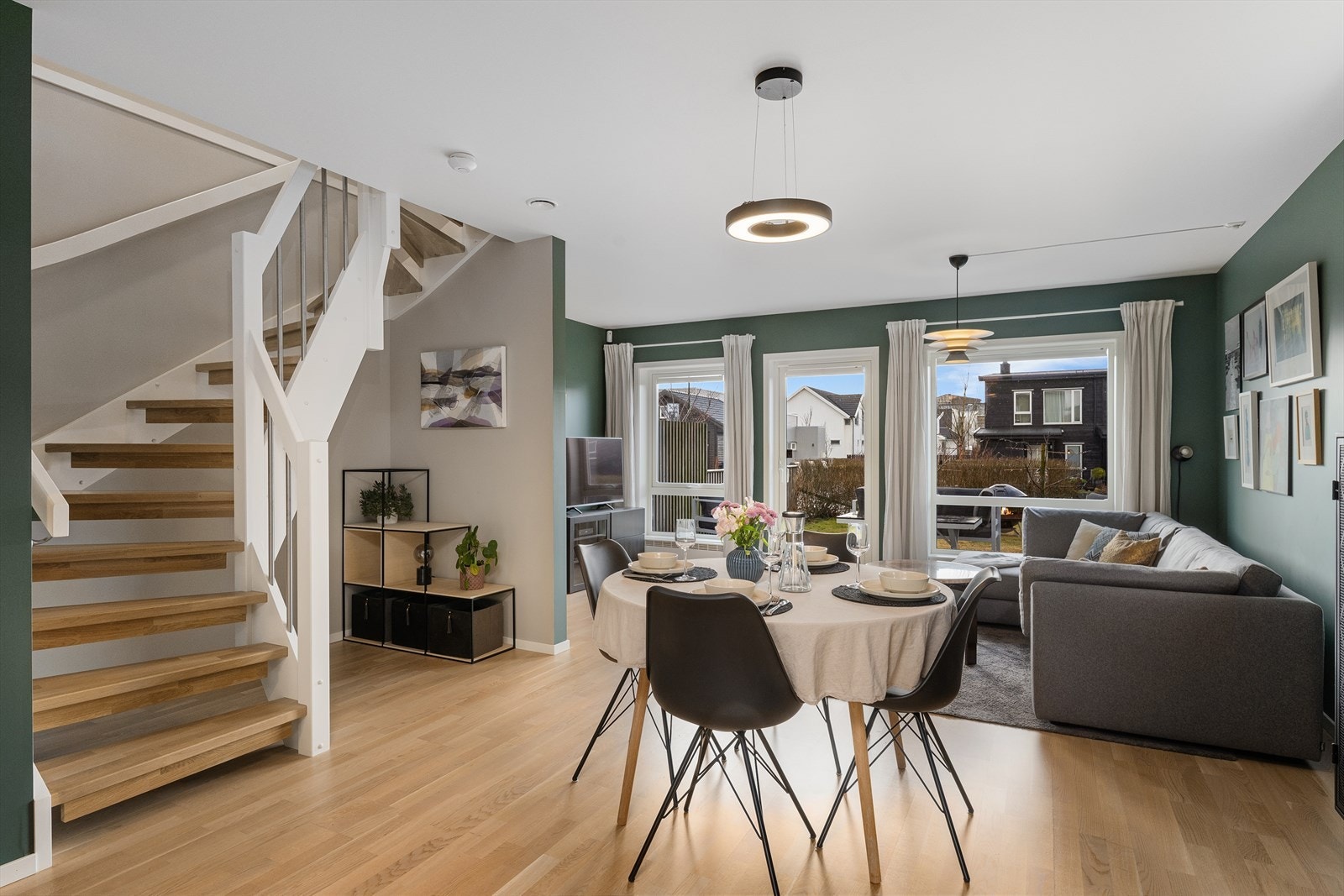 Pent rekkehus fra 2019 Rekkehuset går over to plan og er smakfullt innredet. Galleribilde