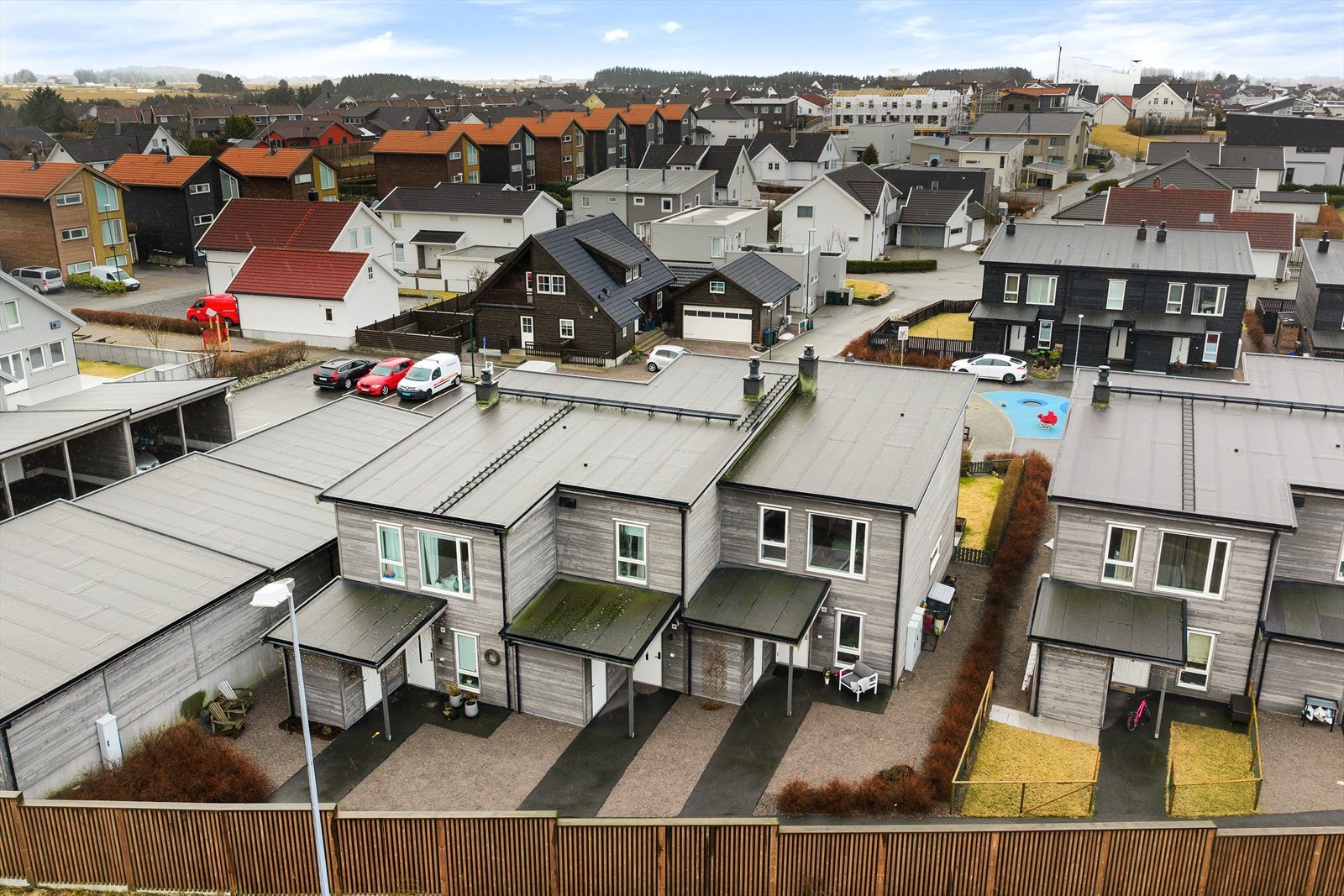 Kort vei fra carport til selve boligen. Galleribilde