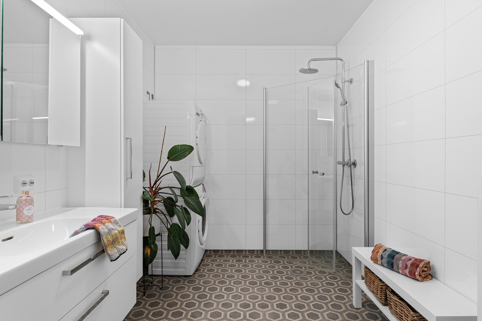 Romslig bad i andre etasje, innredet med en nøytral og tidløs fargekombinasjon. Galleribilde