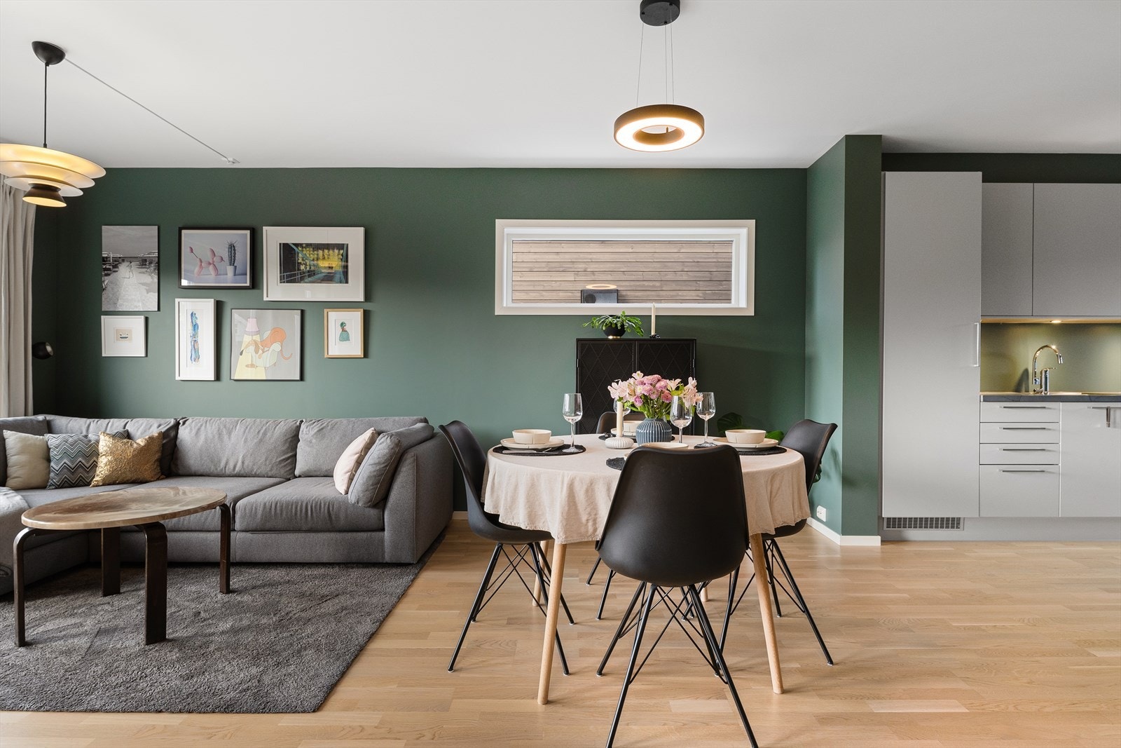 Lampe over sofabord og vegglampe ved sofa medfølger ikke i handelen. Galleribilde