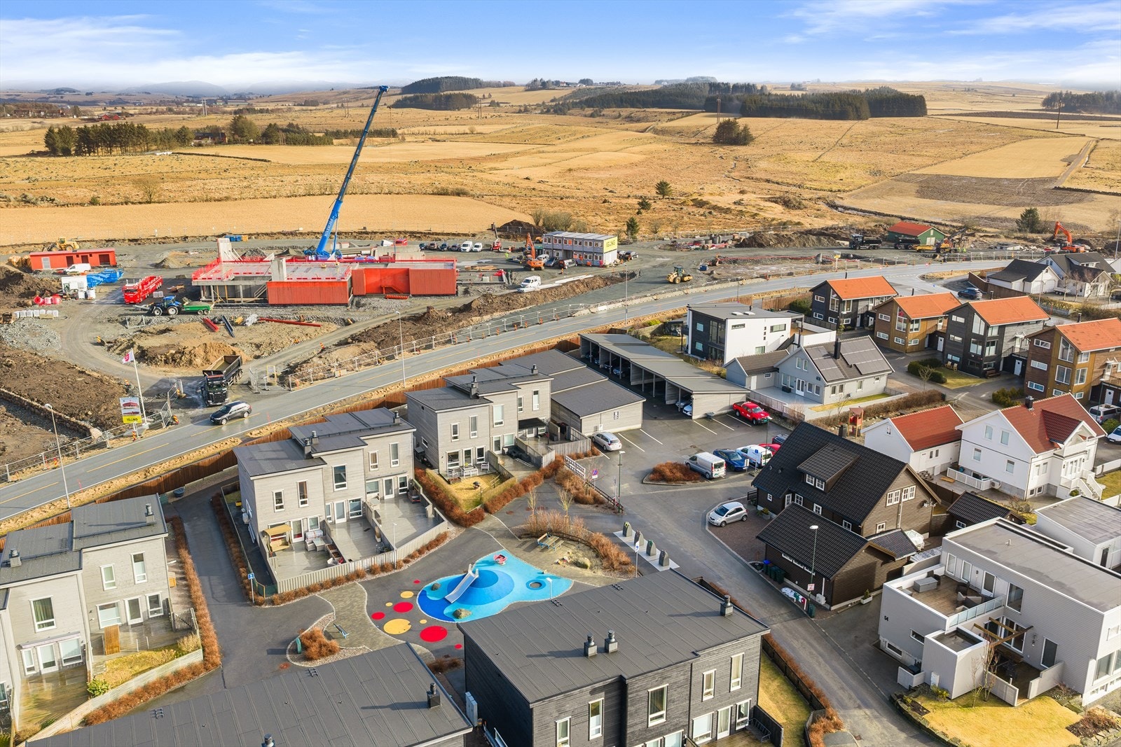 Her kan en se byggingen av den nye brannstasjonen. Galleribilde