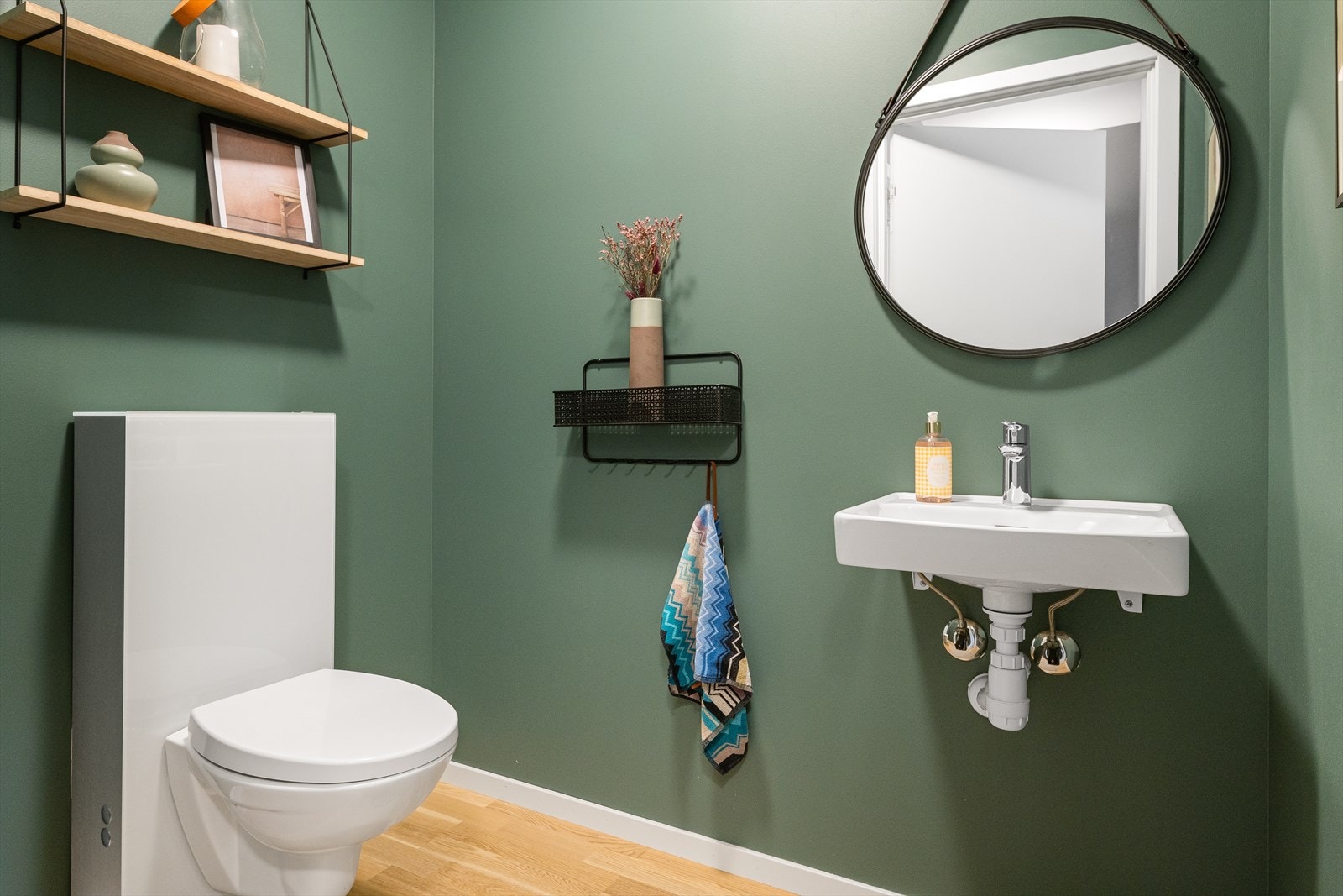 Gjestetoalett med tilkomst fra gang Galleribilde