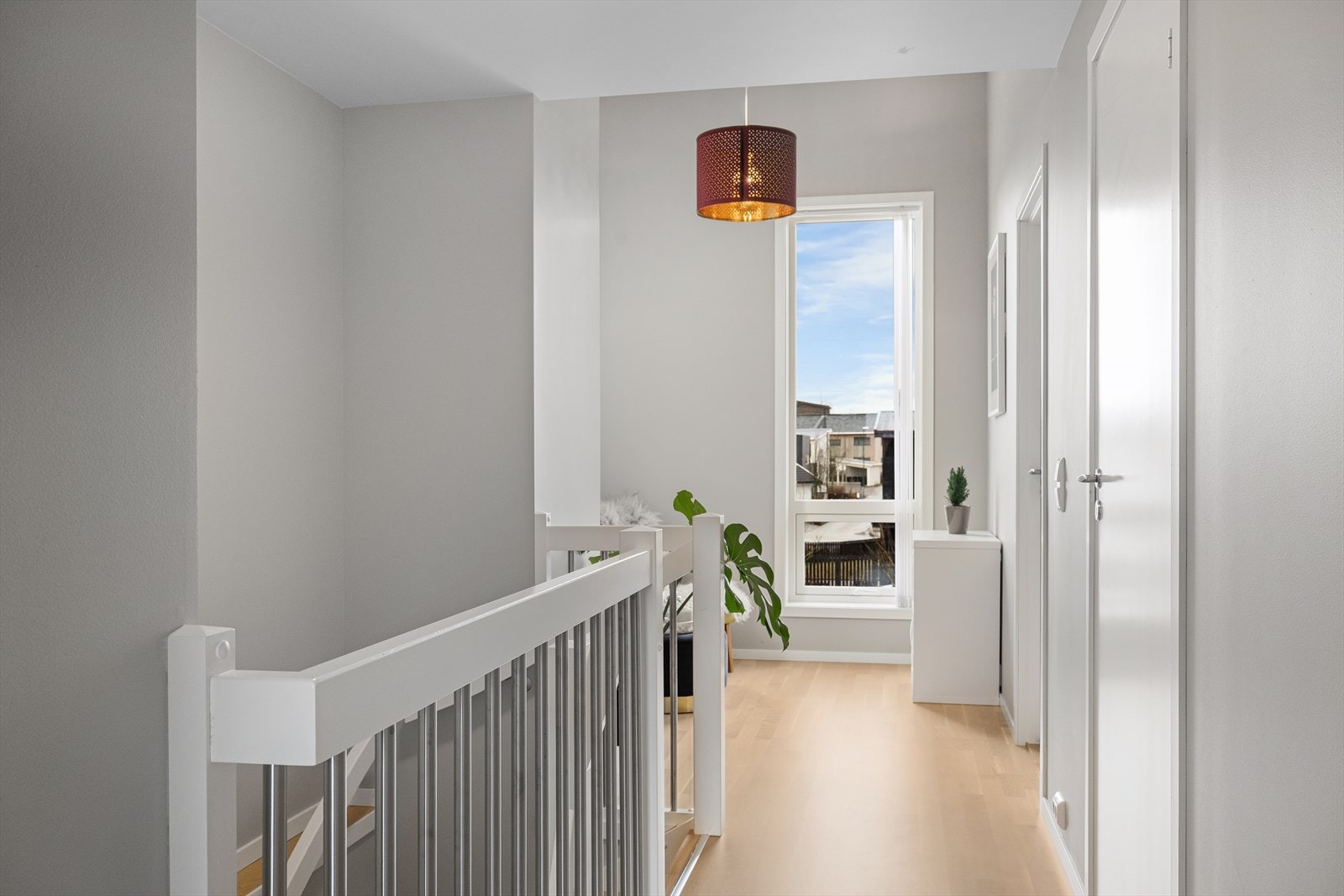 Når en kommer opp i andre etasje får en tilkomst til de tre soverommene, bad og loftstuen. Galleribilde