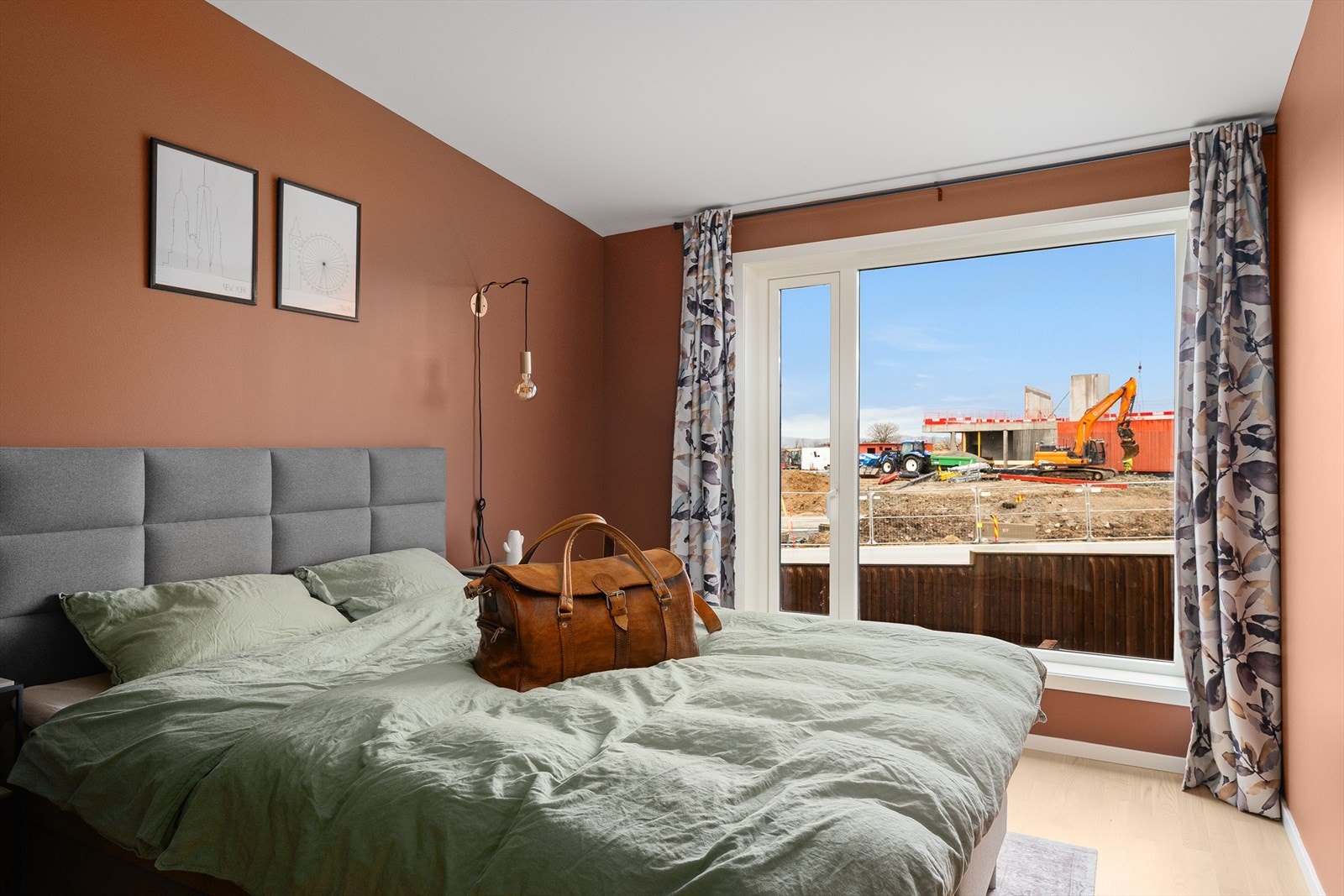 Hovedsoverom av god størrelse med stort vindu Galleribilde