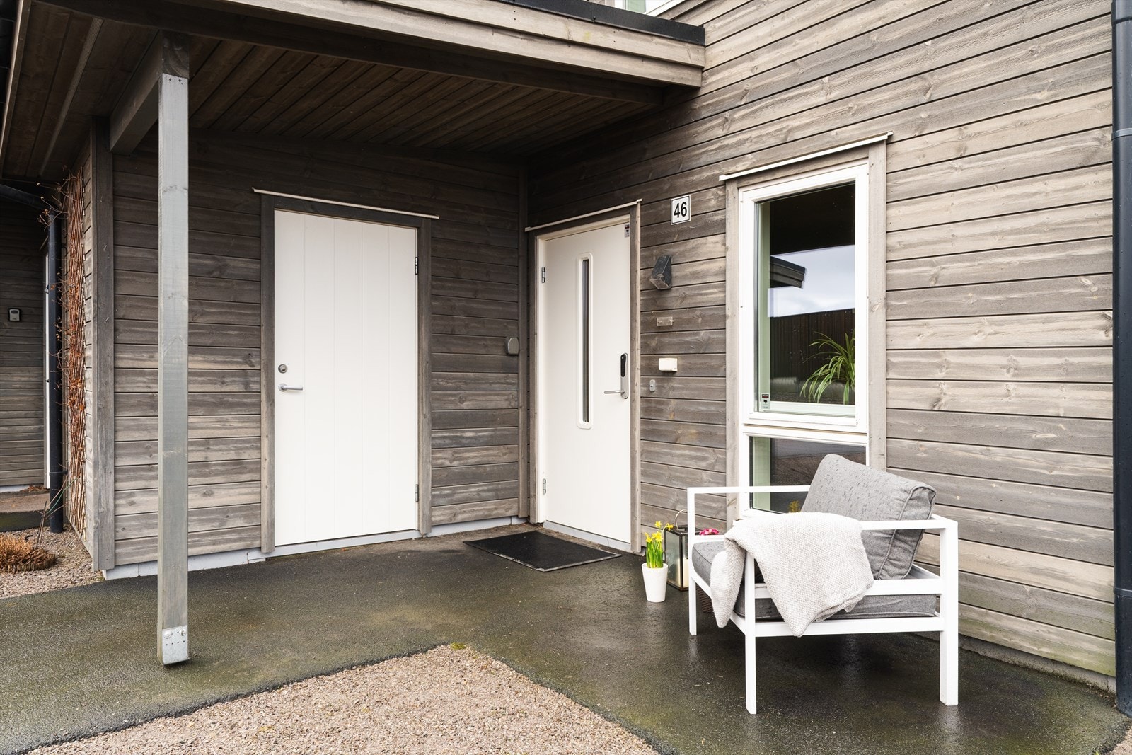 Hyggelig overbygd inngangsparti. Like ved inngangen er det plassert en bod, perfekt for sykkel mm. Galleribilde