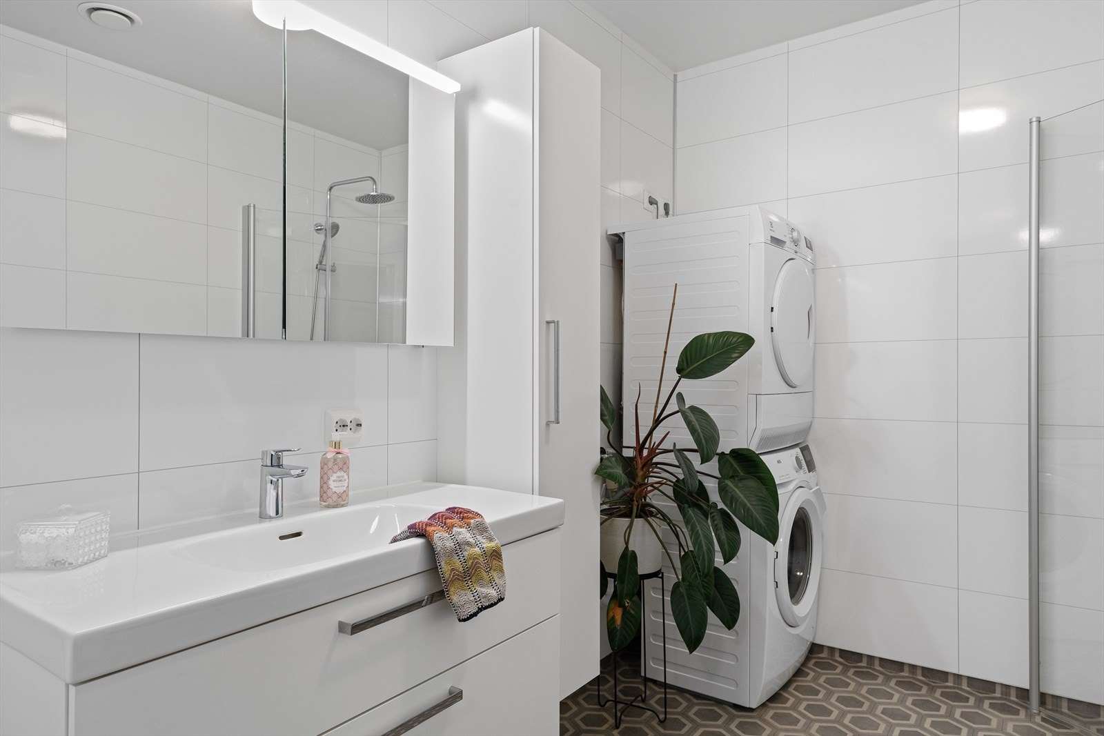 Servant med skuffeinnredning og praktisk høyskap. Galleribilde