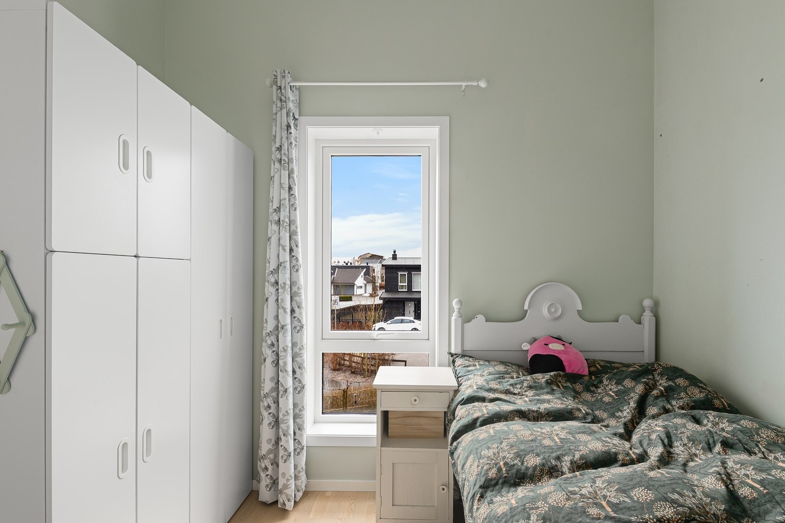 Legg merke til den god takhøyden. Medfølgende garderobeskap på soverommet. Galleribilde