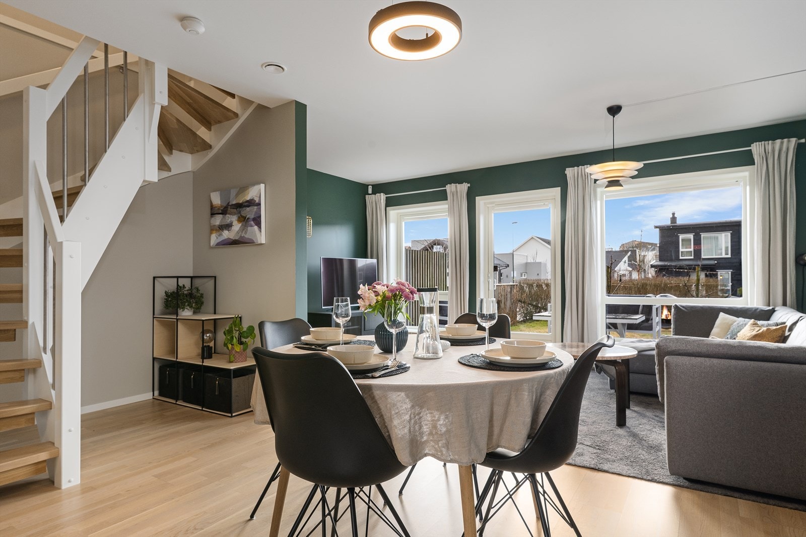 I stuen er det utgang til terrasse og pent opparbeidet hage. Galleribilde