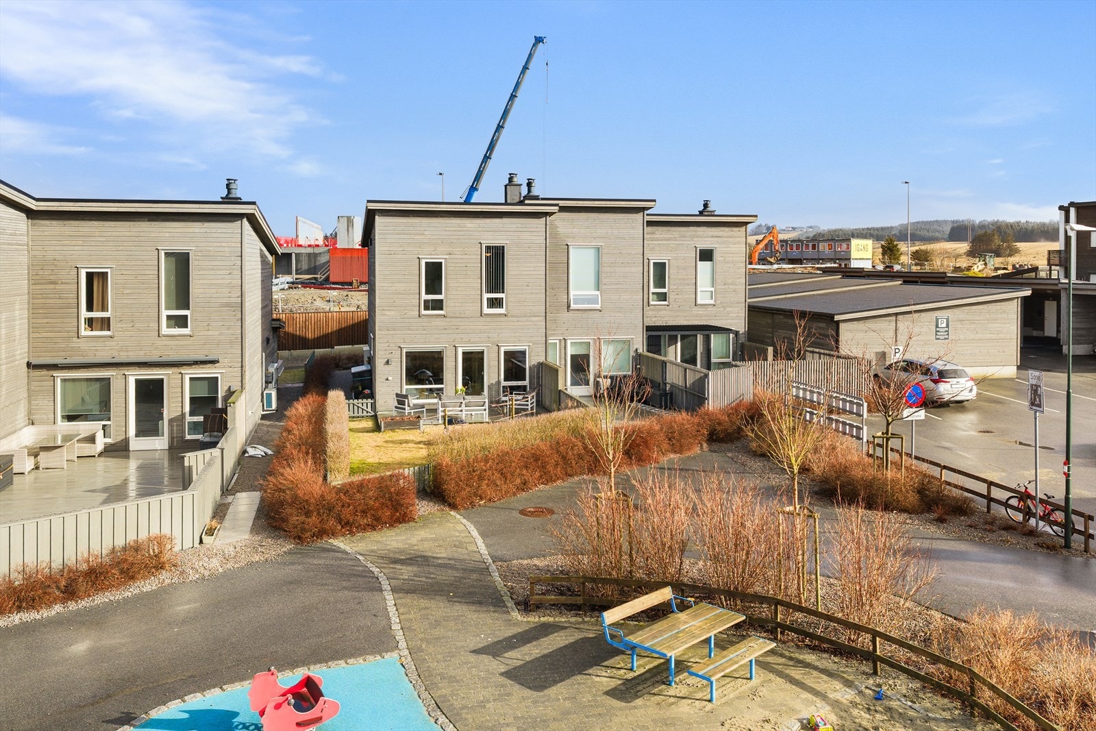 Fra boligen kan en raskt springe ut på lekeplassen, ypperlig for småbarnsfamilier. Galleribilde