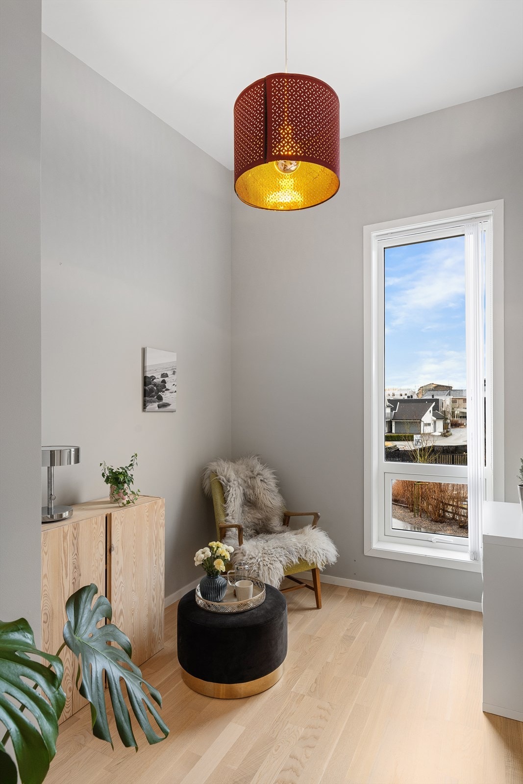 Loftstue med plass for en liten sittegruppe. Galleribilde