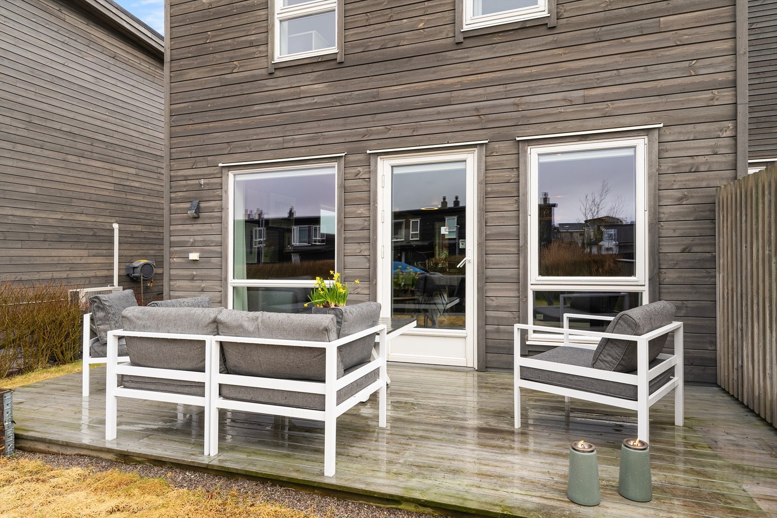 Hage og terrasseområdet er sørvestvendt - noe som gir gode solforhold. Galleribilde