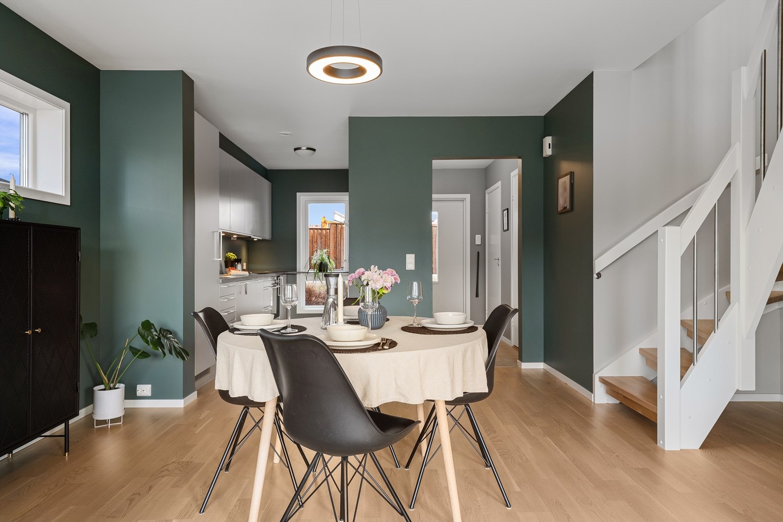 Det er god plass for både sofagruppe og spisebord, den åpne løsningen mellom kjøkken og stue gir maksimal utnyttelse av arealet. Galleribilde