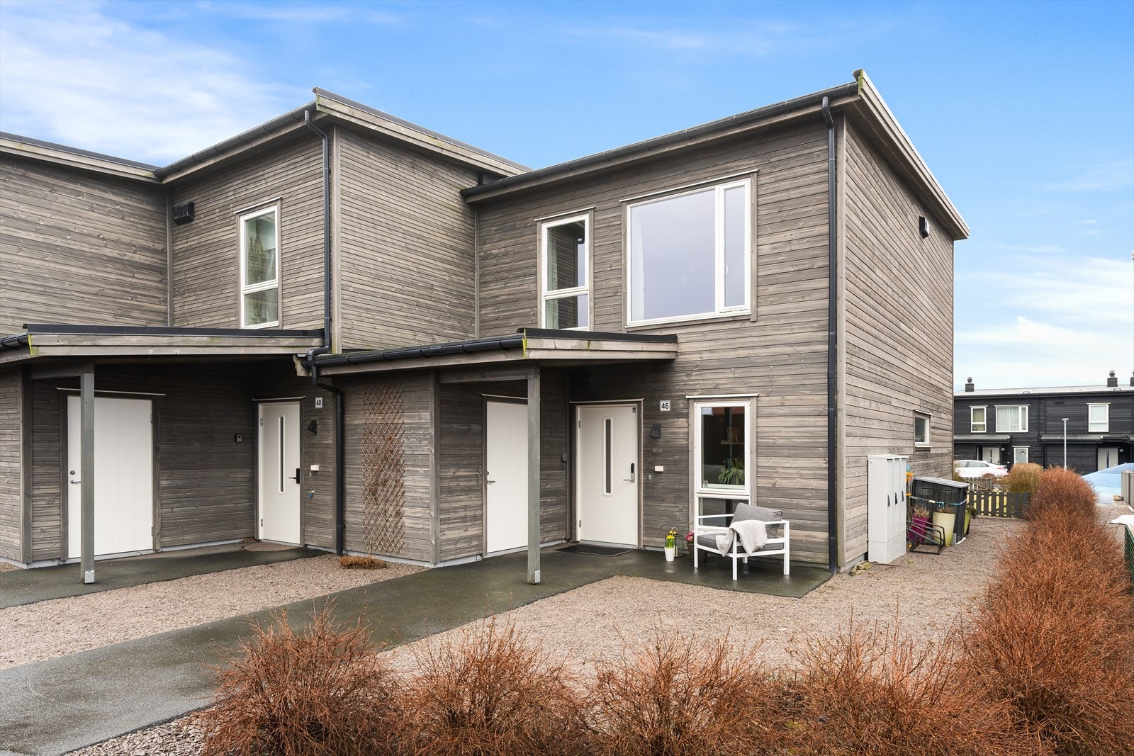 Langs siden av boligen er området gruset. Galleribilde