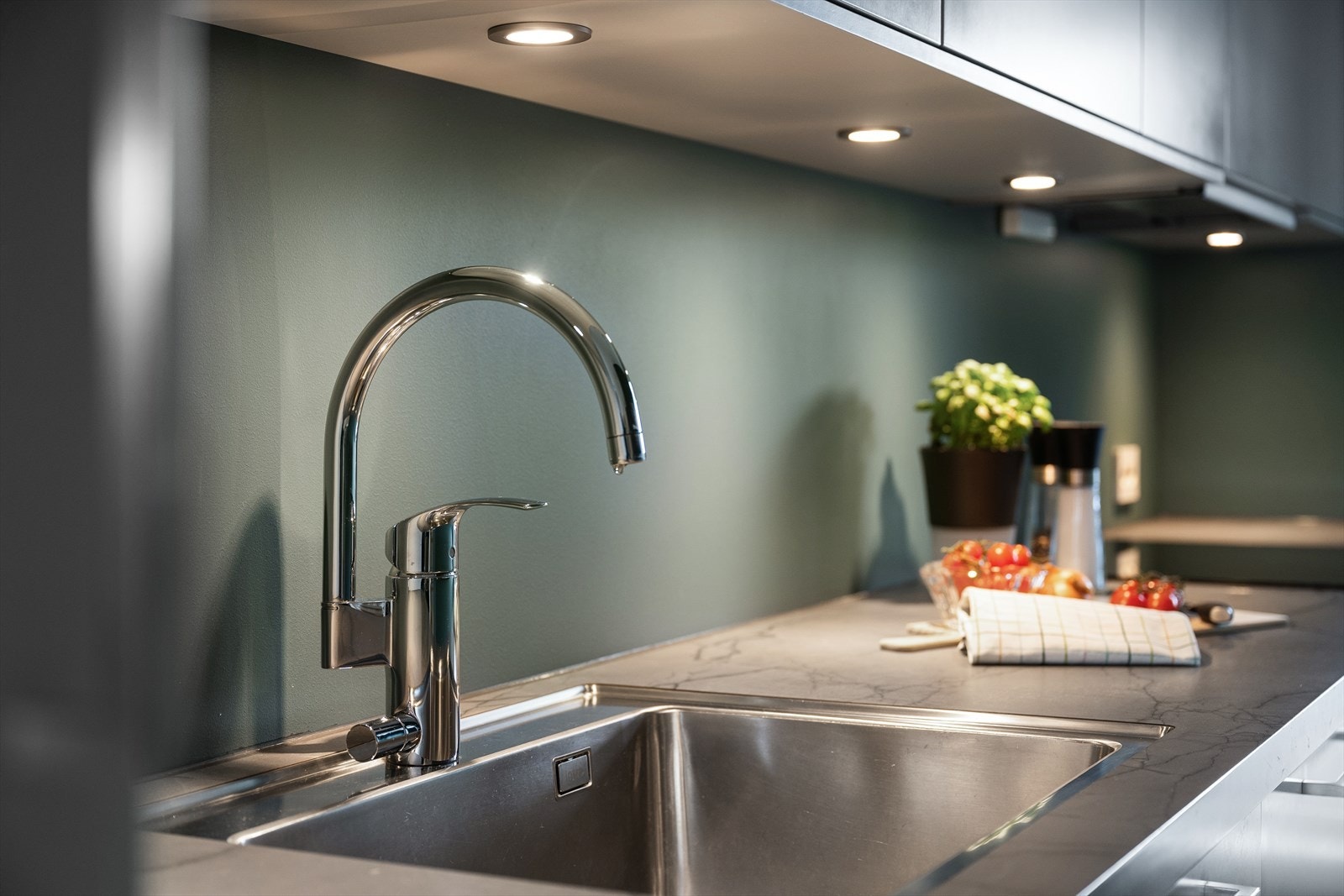 Legg merke til den gode belysningen under kjøkkenskapene. Galleribilde