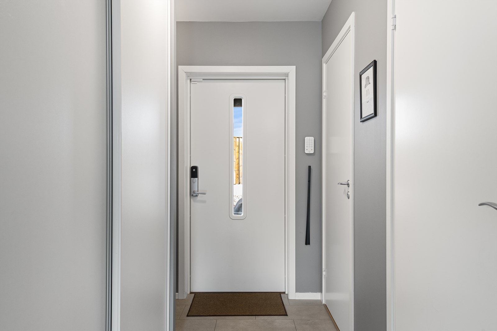 Entré med praktisk skyvedørsgarderobe Galleribilde