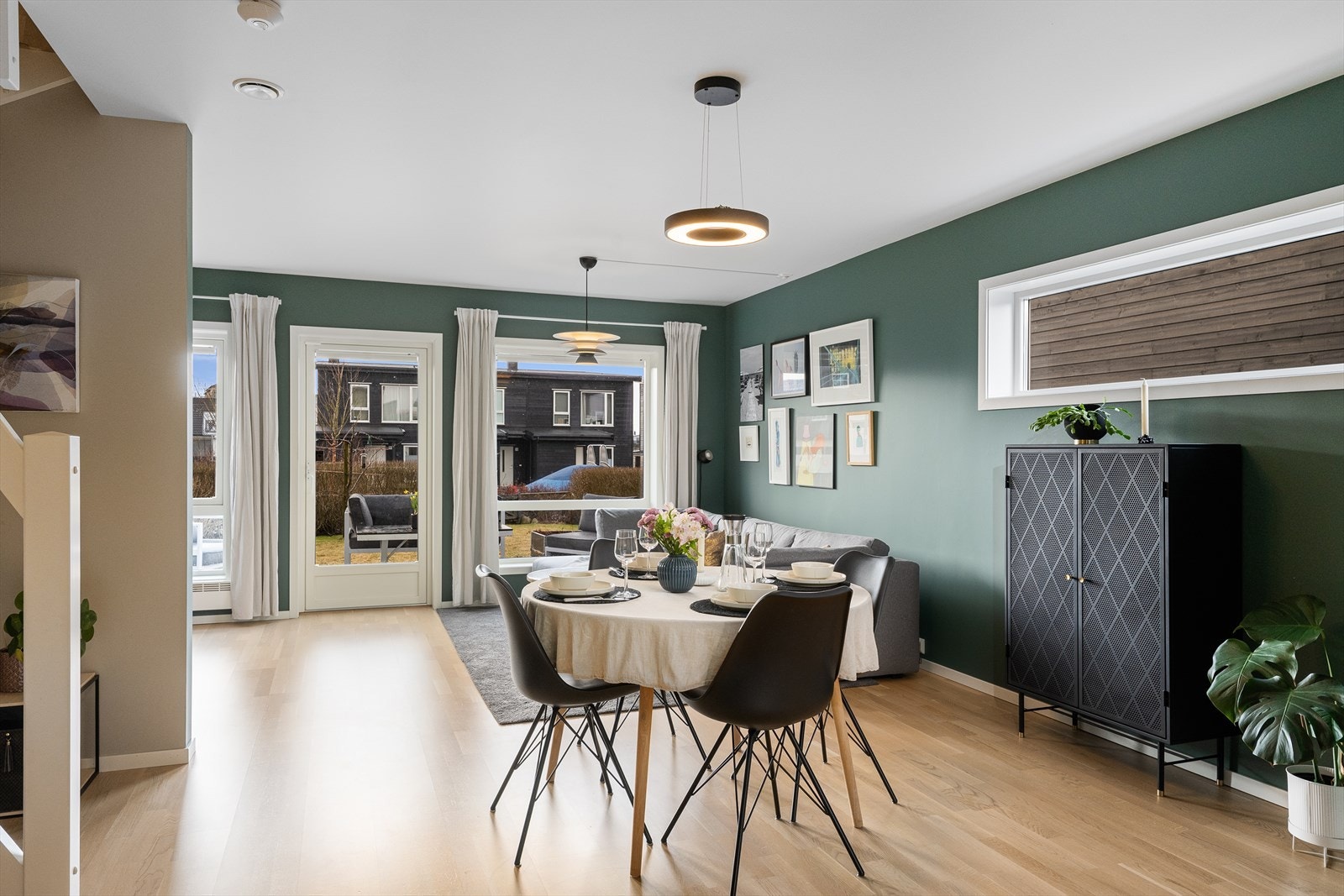 I boligens første etasje finner du stue, kjøkken, gjestetoalett, entre og en romslig bod. Galleribilde