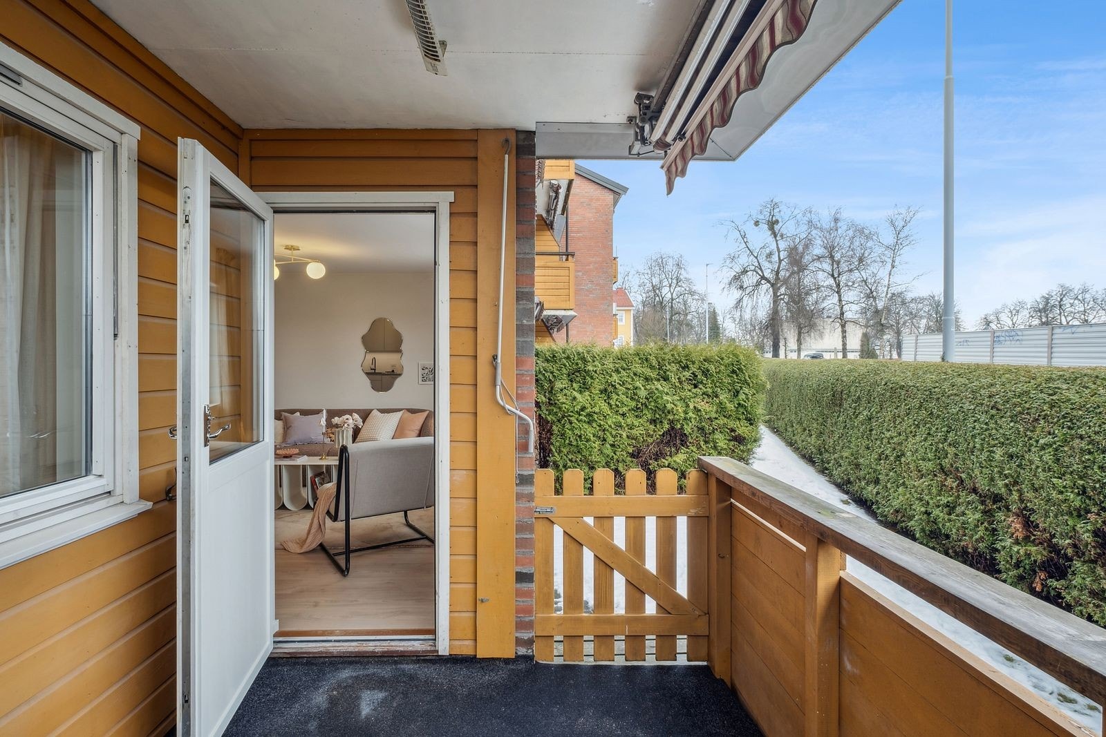 Terrassen på ca. 6 m² fungerer som en naturlig forlengelse av stue- og kjøkkenområdet, og gir en herlig uteplass med plass til behagelig sittegruppe. Galleribilde
