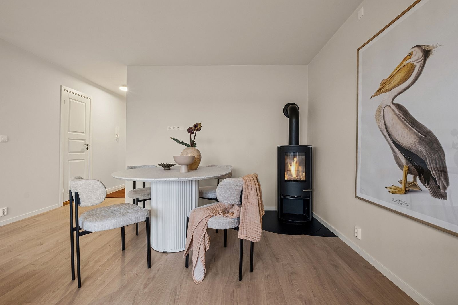 Rommets utforming gir også god plass til både sofagruppe, spiseplass og øvrig møblering. Galleribilde