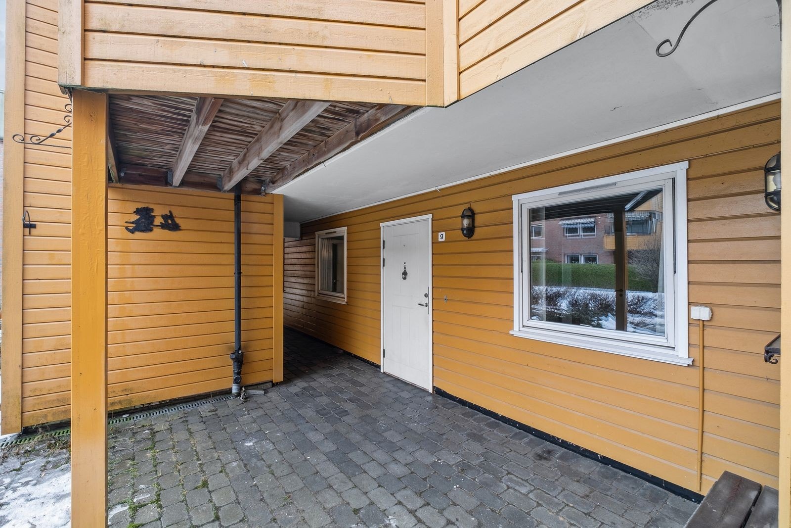 Den utvendige boden har utvendig adkomst og er plassert rett utenfor boligens inngang - perfekt for sportsutstyr, verktøy, hageutstyr mm. Galleribilde
