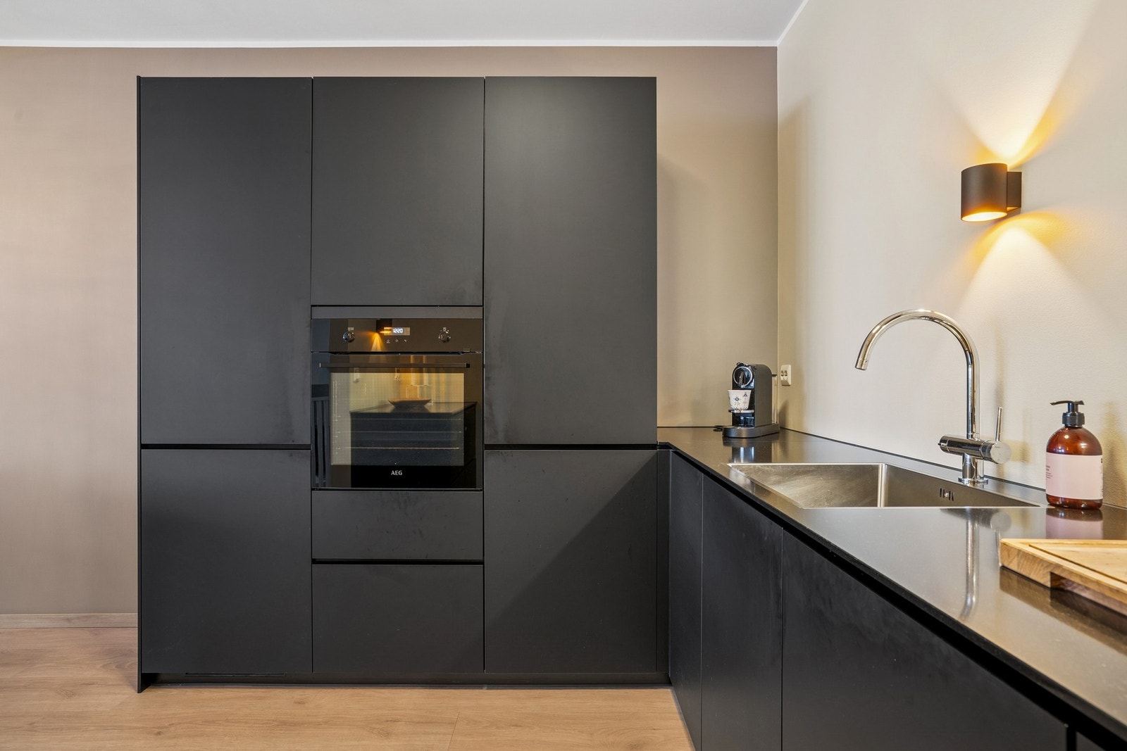 Kjøkkeninnredning fra 2019 med slette fronter. Kjøkkenet er i merke Kvik Galleribilde