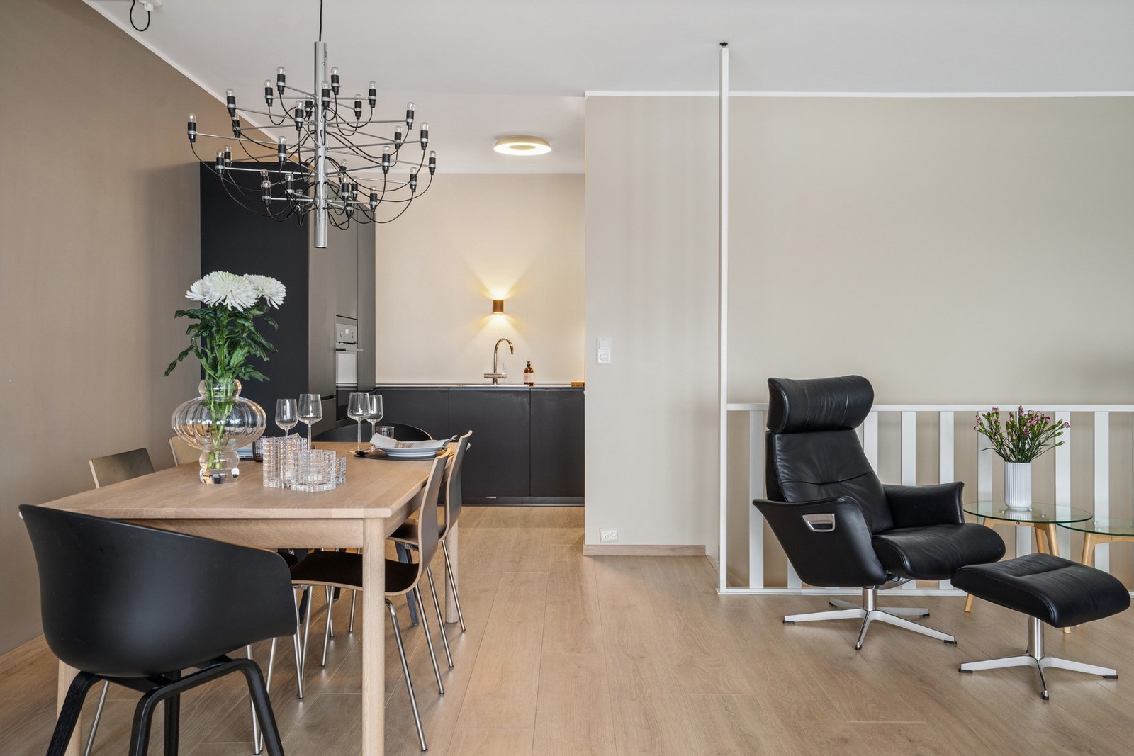 Det ble lagt laminatgulv på stue og kjøkken i 2019 Galleribilde