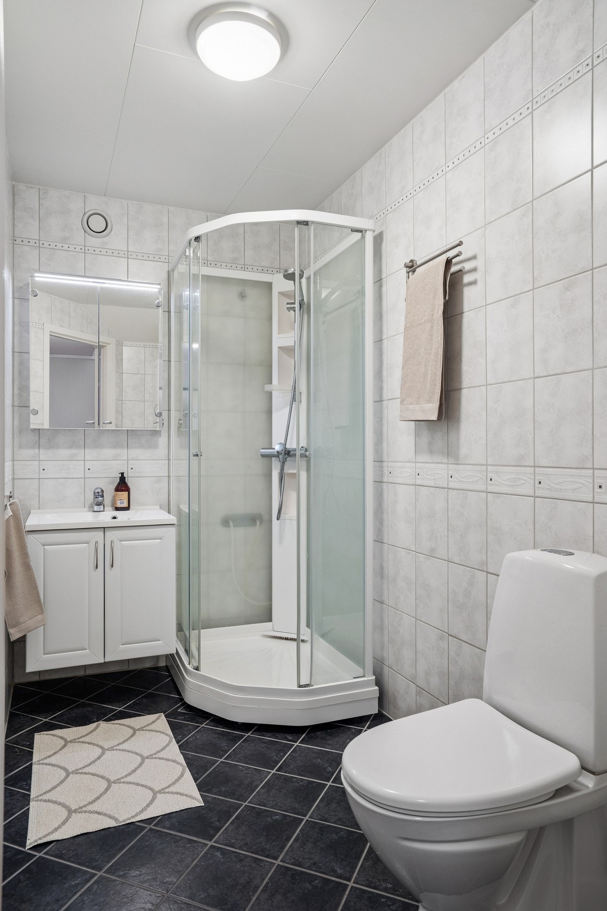 Flislagt bad med varmekabler Galleribilde