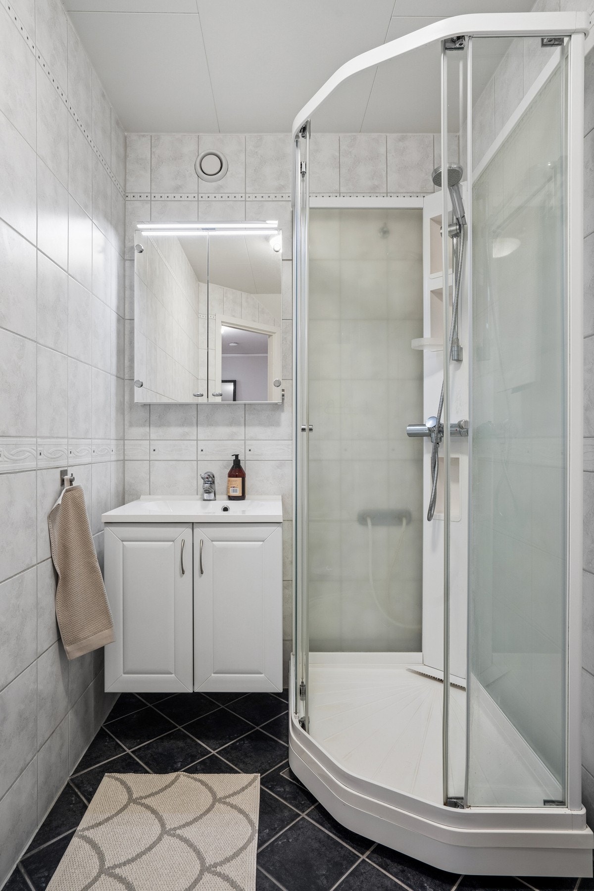 Flislagt bad med varmekabler Galleribilde