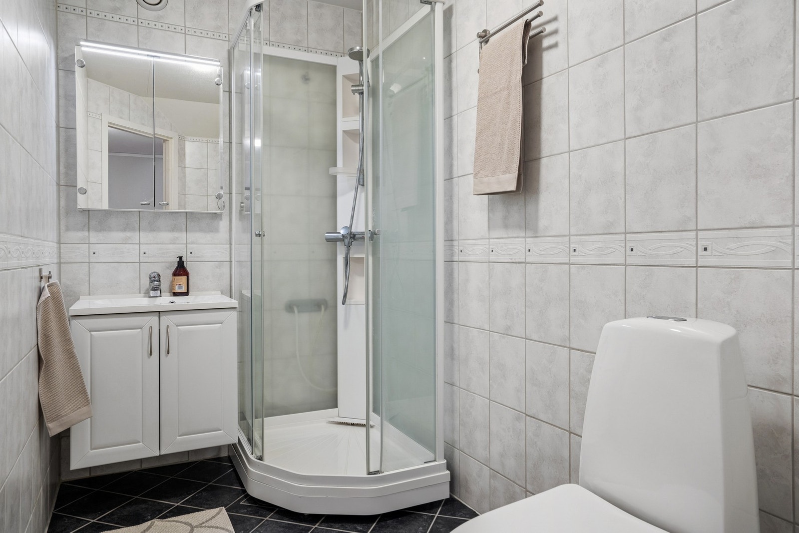 Flislagt bad med varmekabler Galleribilde