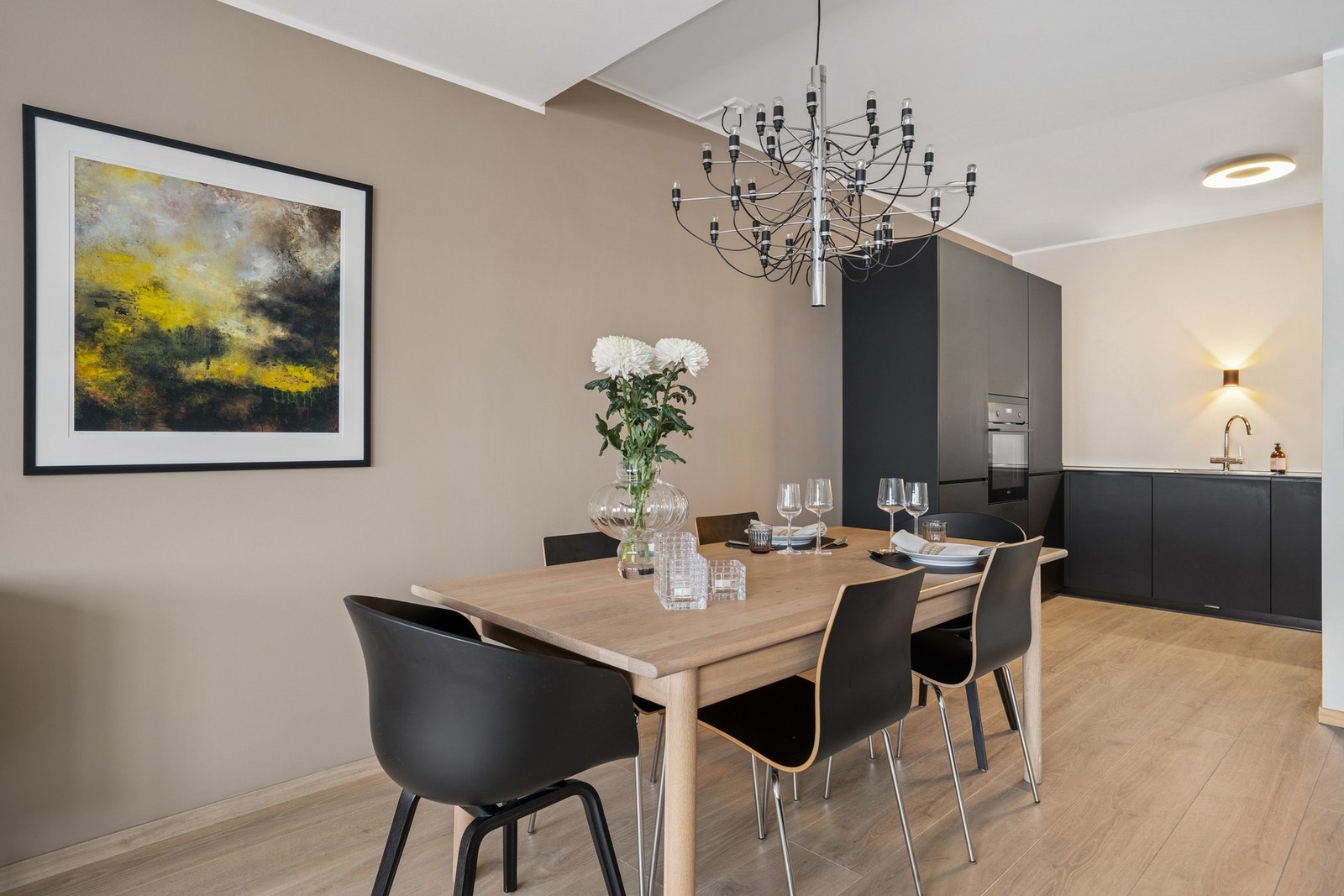 Åpen løsning mellom stue og kjøkken Galleribilde