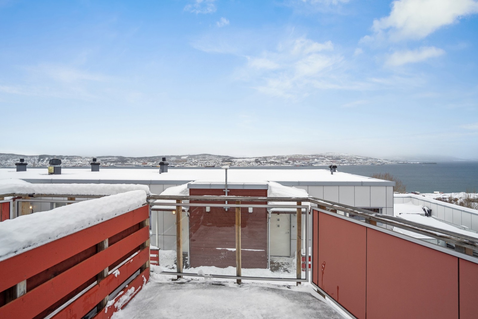 Balkongen har flott utsikt mot vest og gode solforhold. Galleribilde