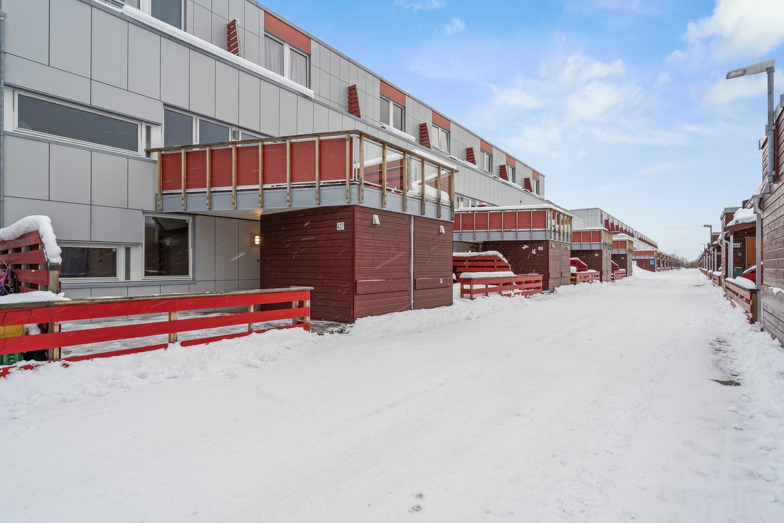 Boligen har egen inngang fra bakkeplan. Sportsbod og markterrasse ved inngangsparti Galleribilde