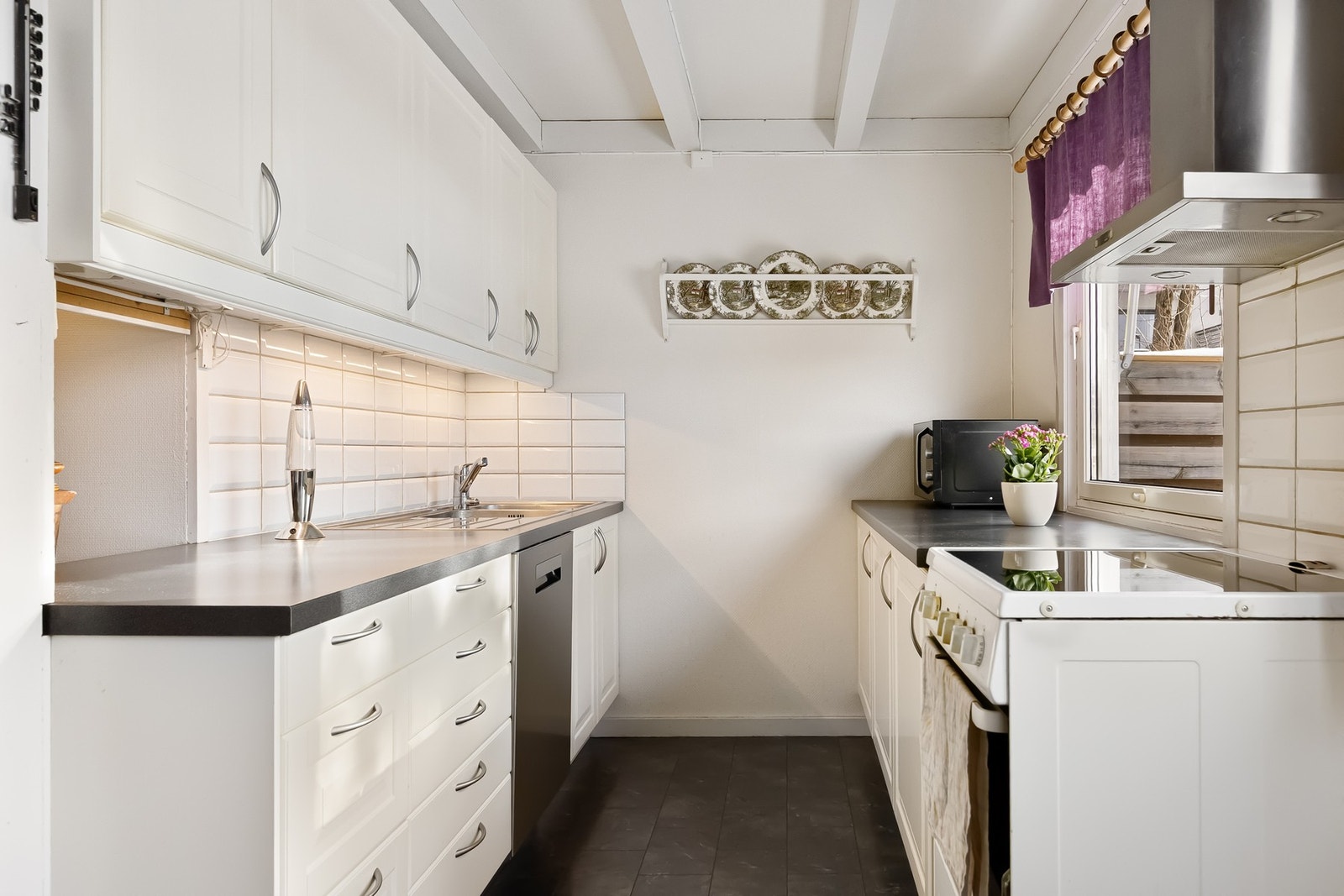 Romslig separat kjøkken. Galleribilde