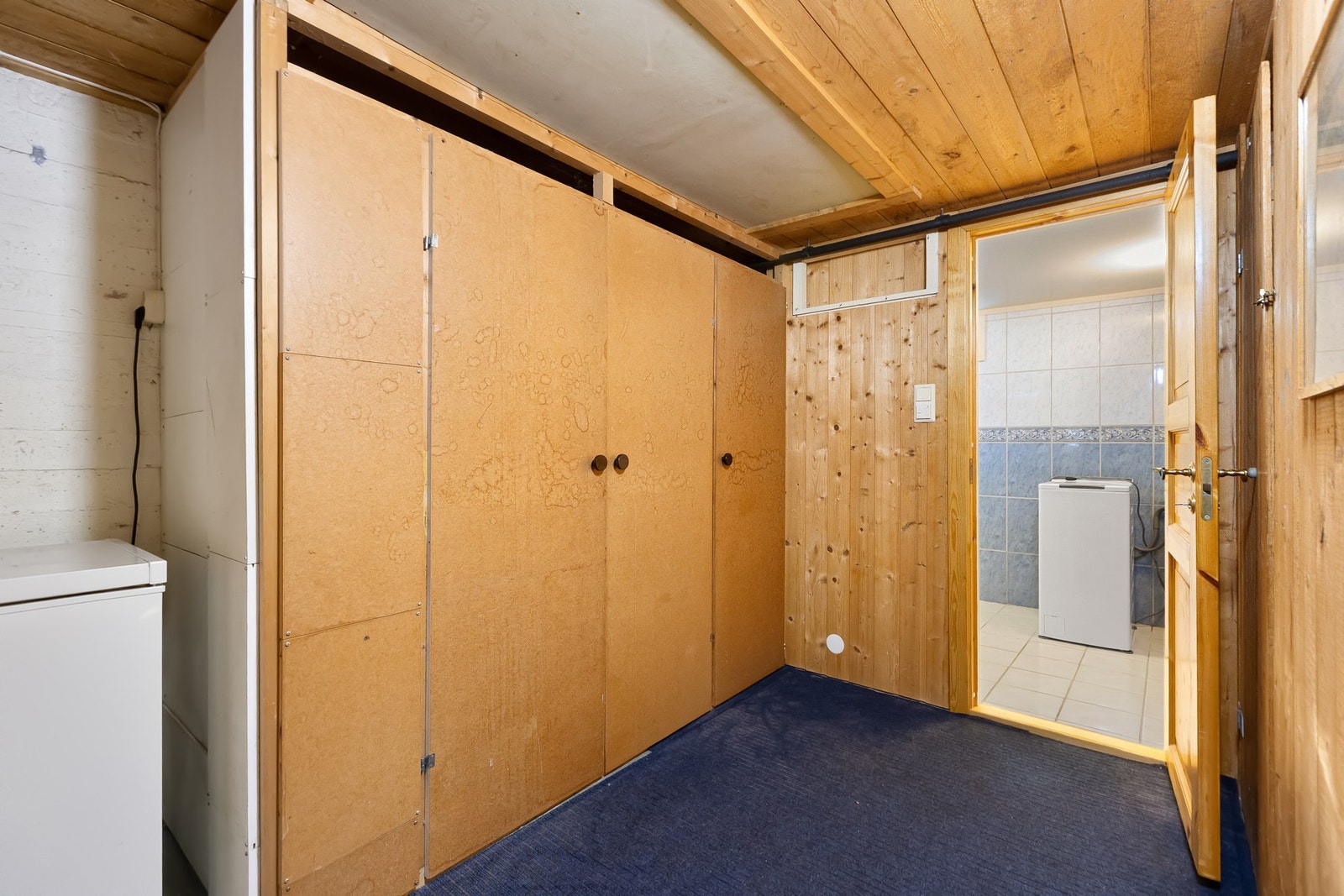 Det er rikelig med oppbevaringsmuligheter i kjelleretasjen. Galleribilde