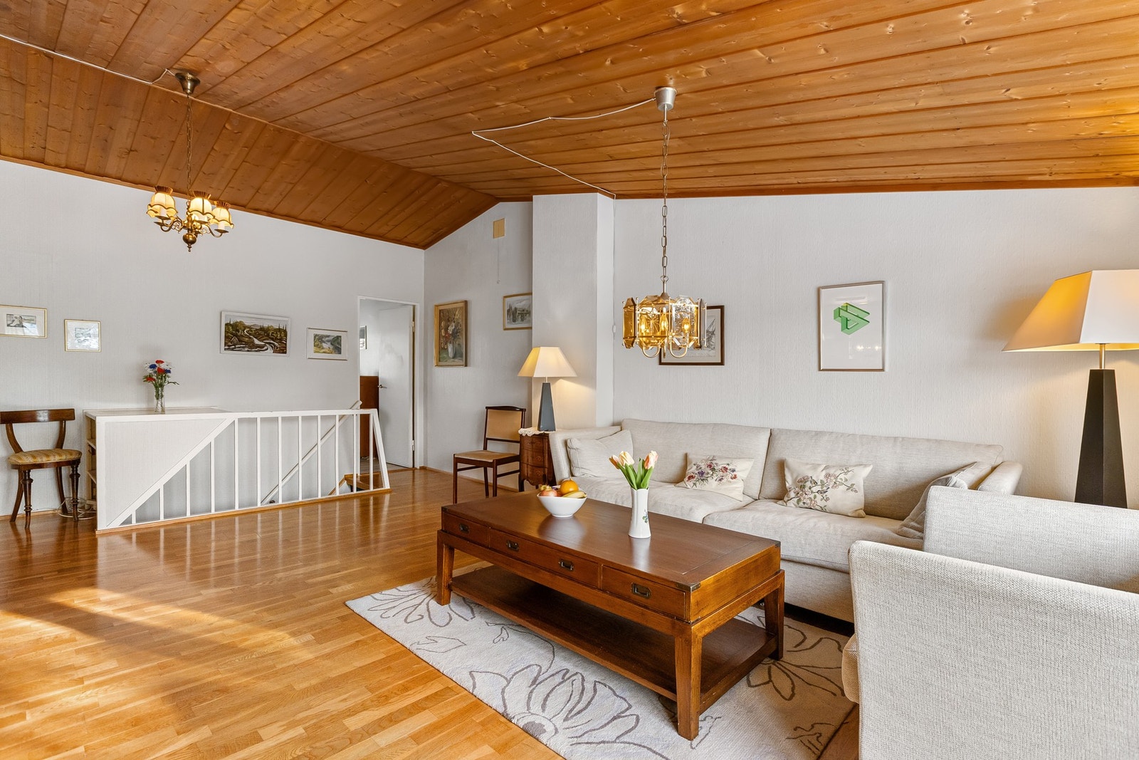 Stuen er romslig og har flere møbleringsmuligheter i flere soner. Galleribilde