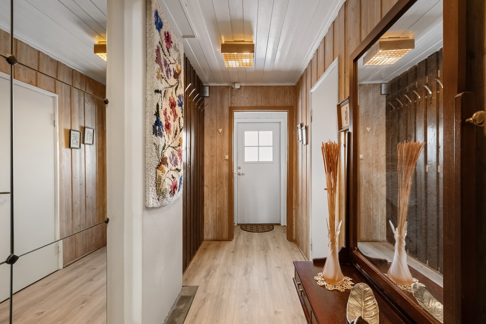 Du ønskes velkommen inn i boligens første etasje via en praktisk entré med laminatgulv, som er gjennomgående for hele etasjen. Galleribilde